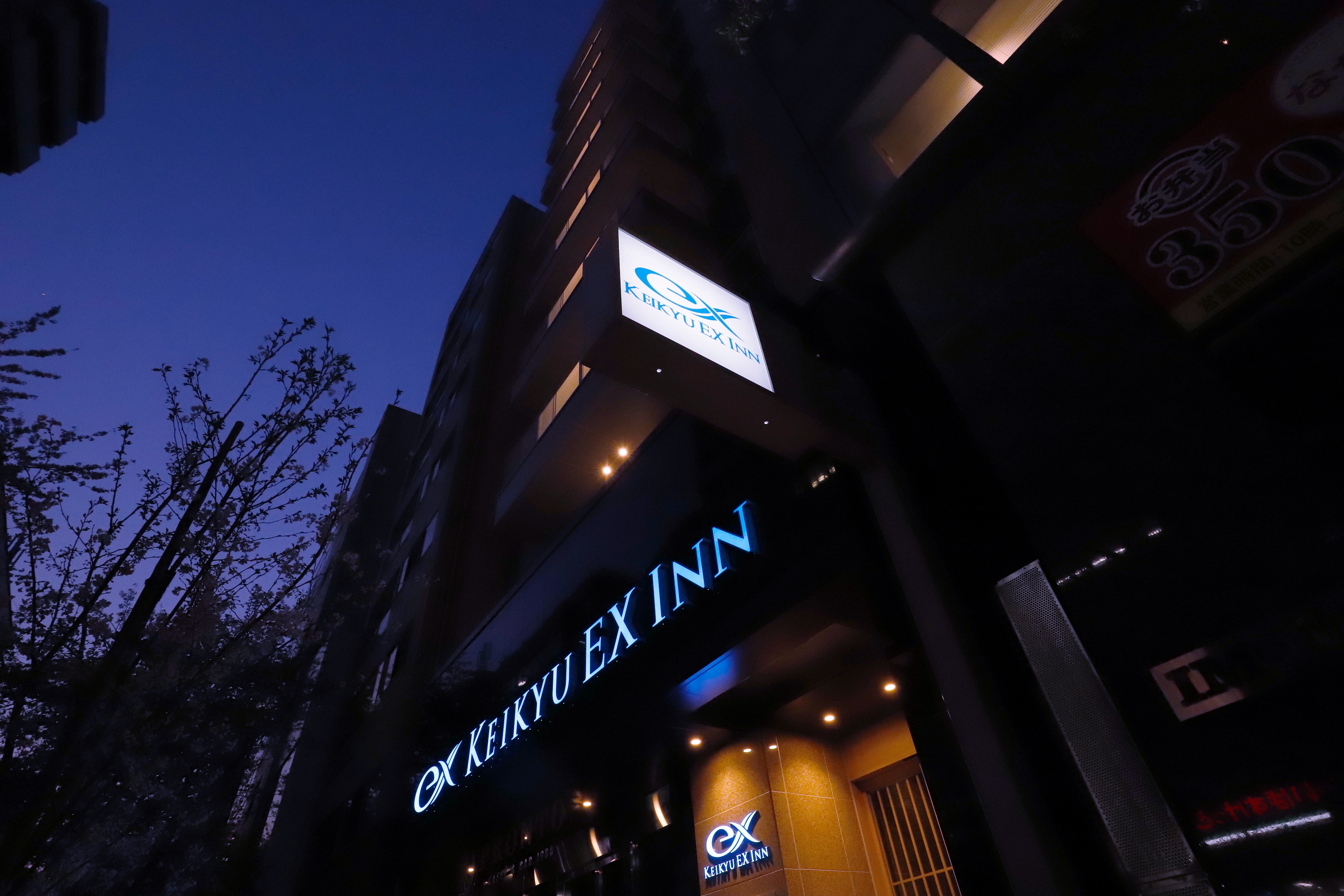 [Hotel exterior at night] Hotel facing Sakura Street