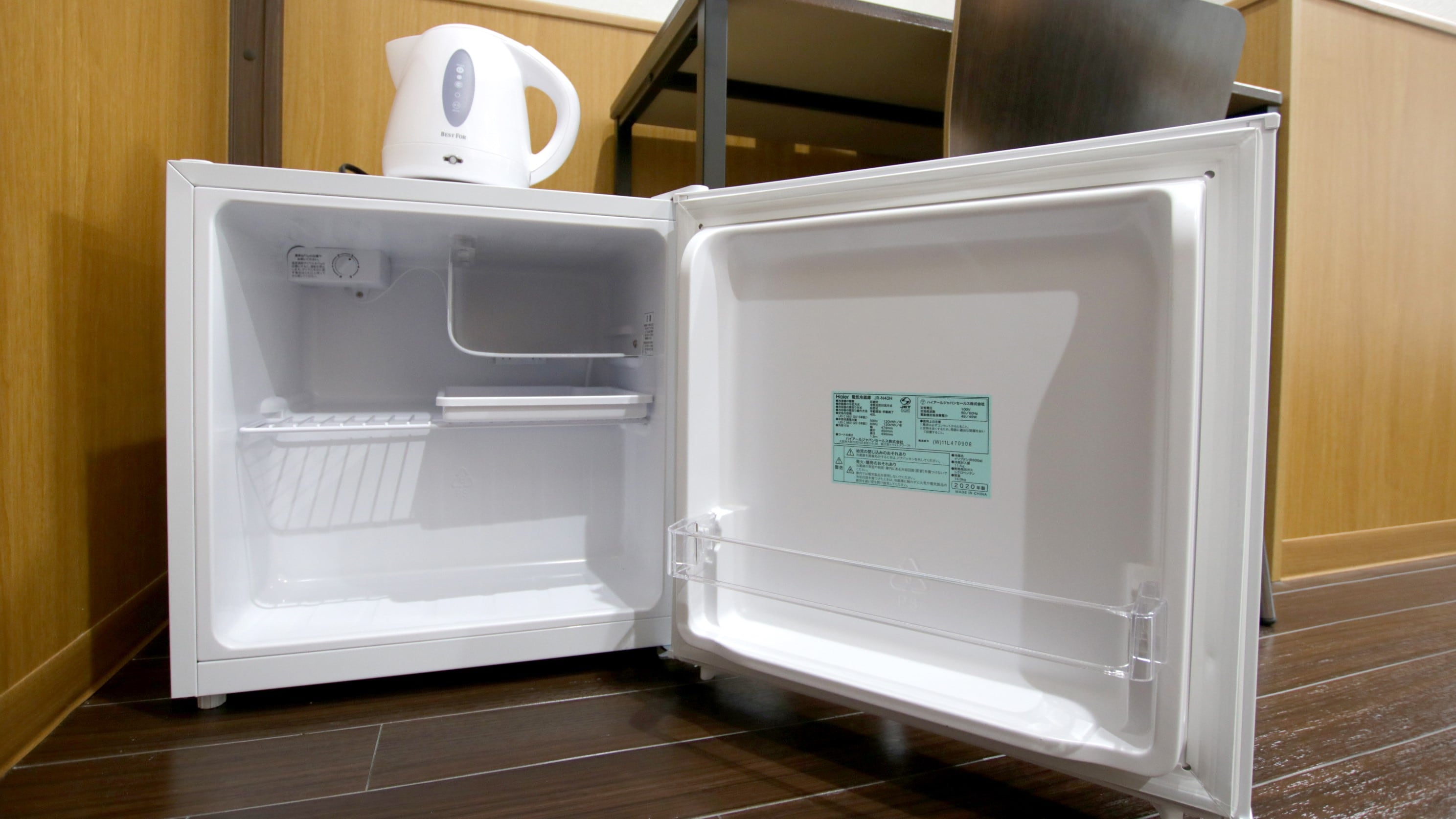Room amenities: Mini fridge, electric kettle, mugs