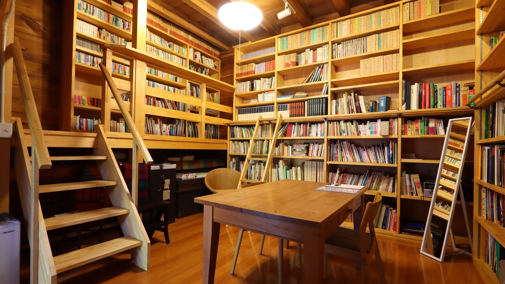 * [Staying in the storehouse - Library storehouse] 1st floor: Book and conversation space