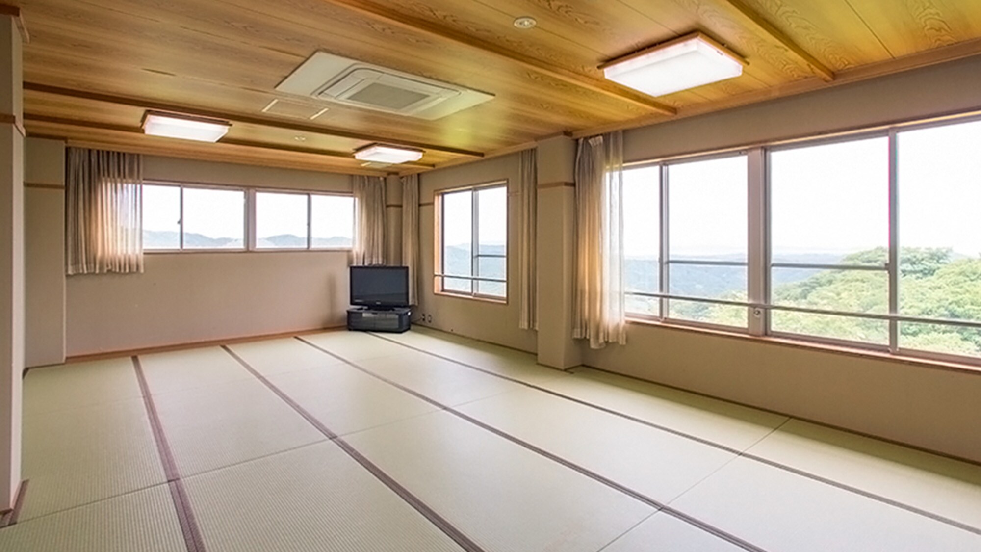 ・[Large Japanese-style room] The spacious Japanese-style room is perfect for large groups. Please use it for fulfilling training camps and seminars.