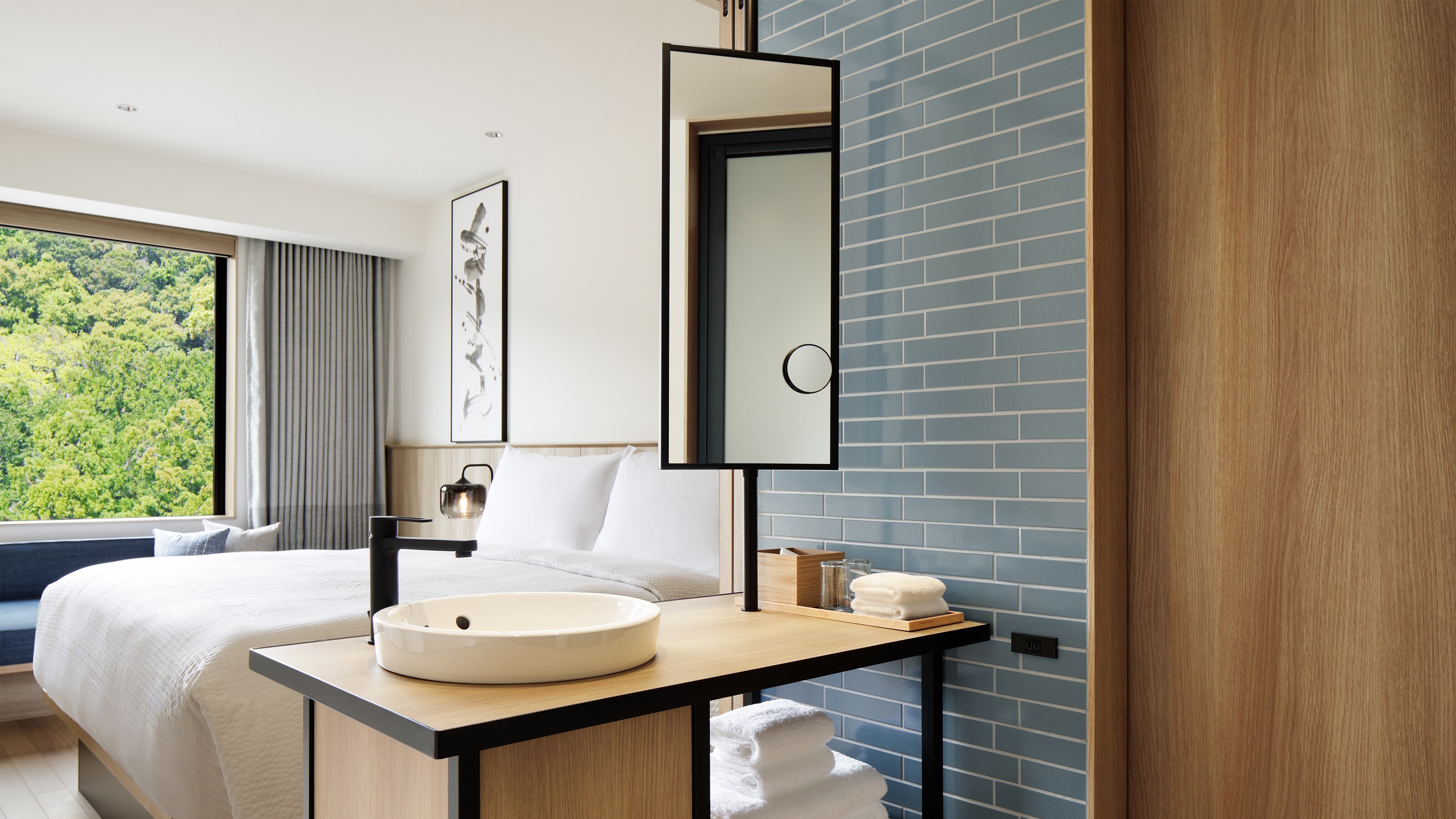 King Room: 25 square meters, non-smoking, bed width 180 cm. Relax in a simple yet warm space.