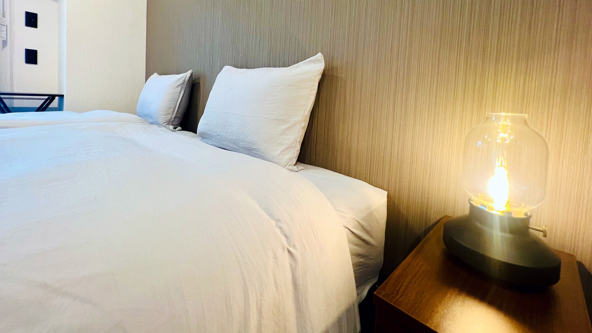 [Hollywood Twin] Bedside nightlights provided