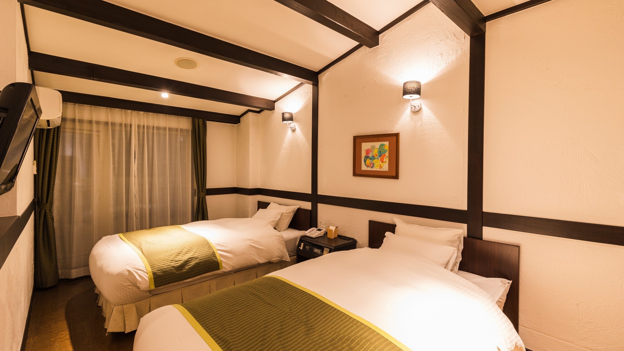 [Comfort Twin] The bedroom overlooking the beech forest is equipped with a bed made by Simmons, known as the bed of the world.