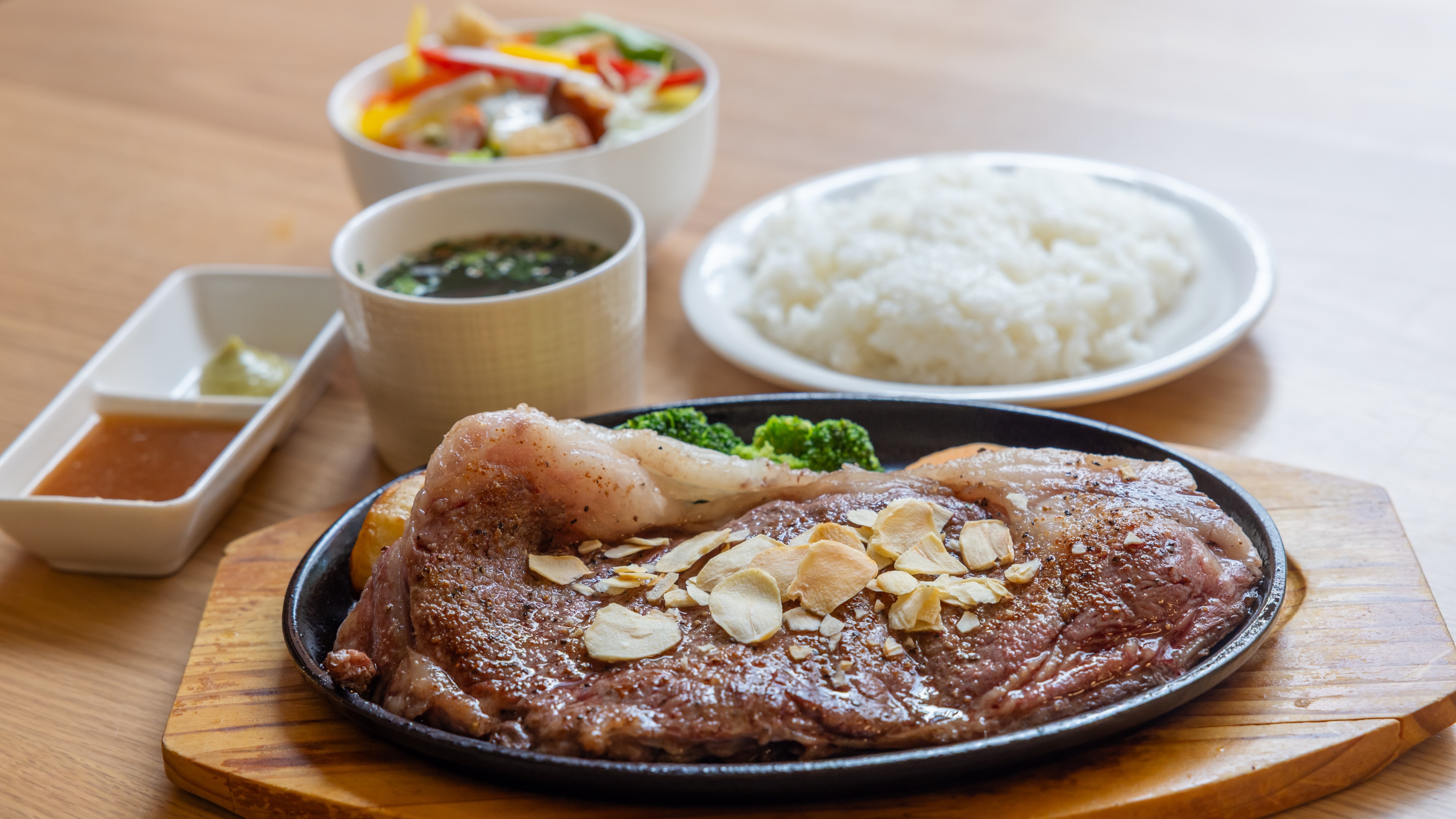 A hearty meal! "Kakureya Steak 300g" (example of a dish)