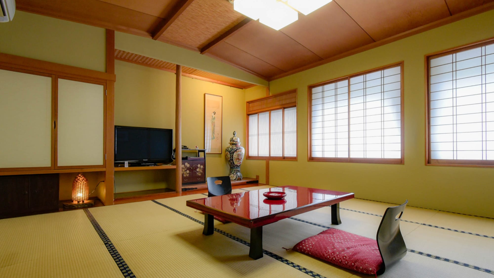 Takasago Room: Perfect for families or friends. Maximum occupancy is 5 people.