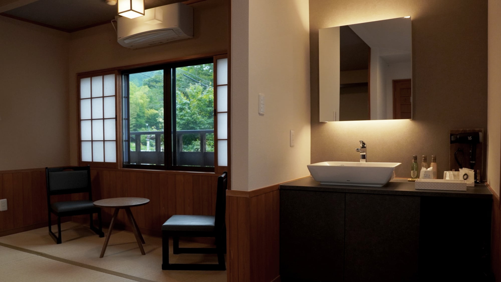 ○ [Bangunan utama] 2 kamar Jepang-Barat berturut-turut (10 tikar tatami + 6 tikar tatami)