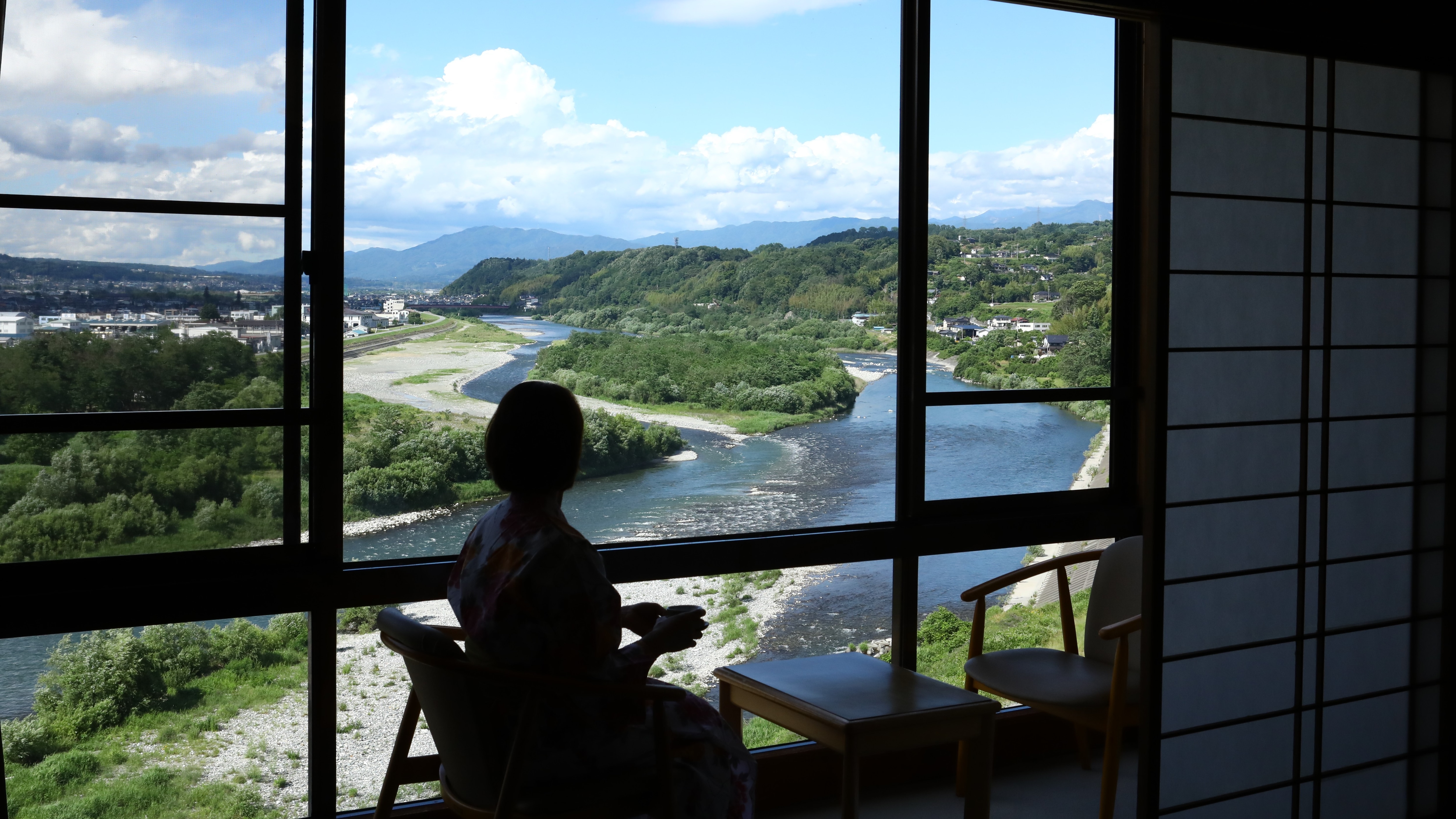 □ You can enjoy the flow of the magnificent Tenryu River up close.
