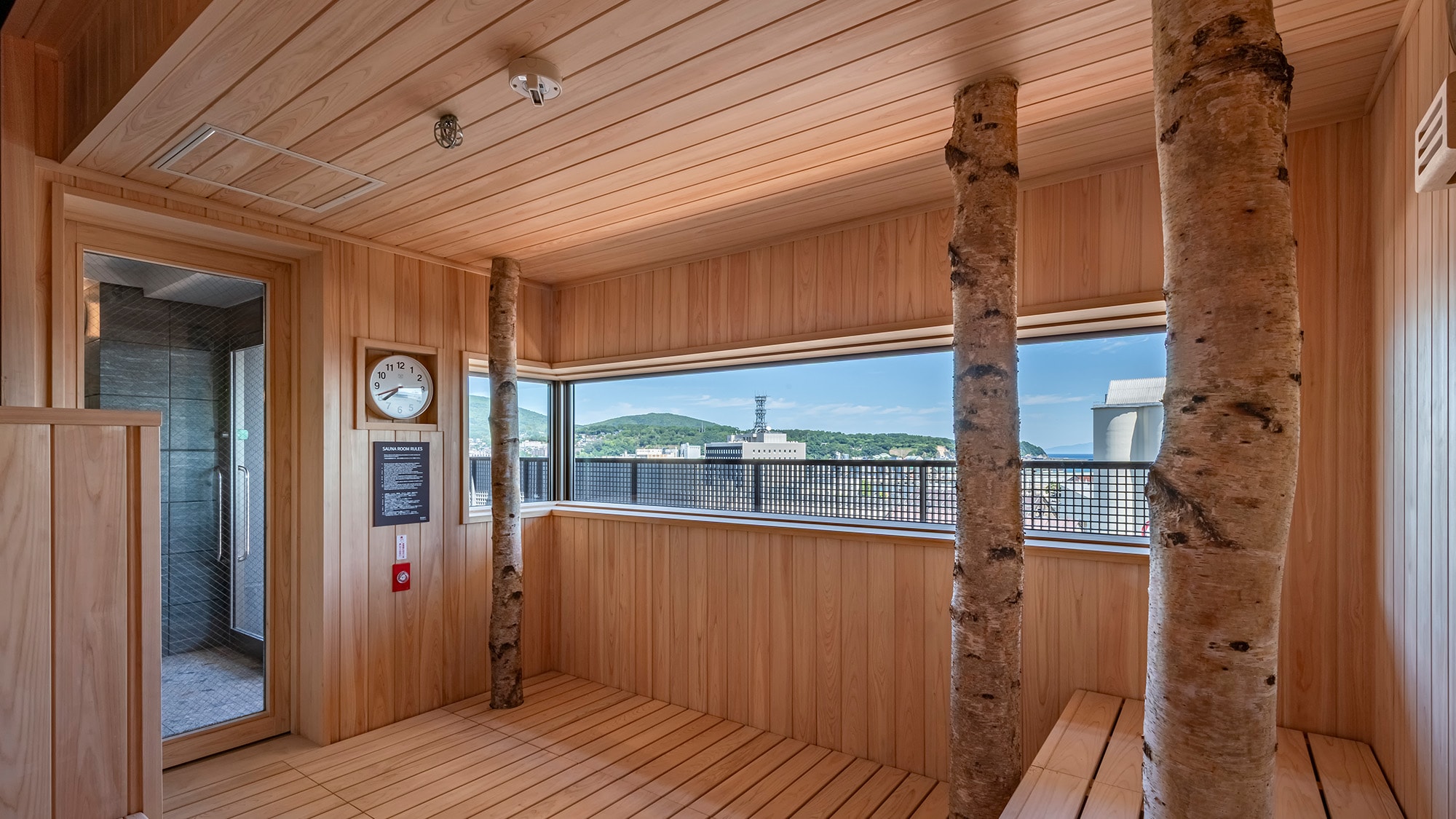 [Sauna] <6F> An auto-loyly sauna overlooking the city of Otaru. Relax your body and mind while surrounded by the scent of birch.