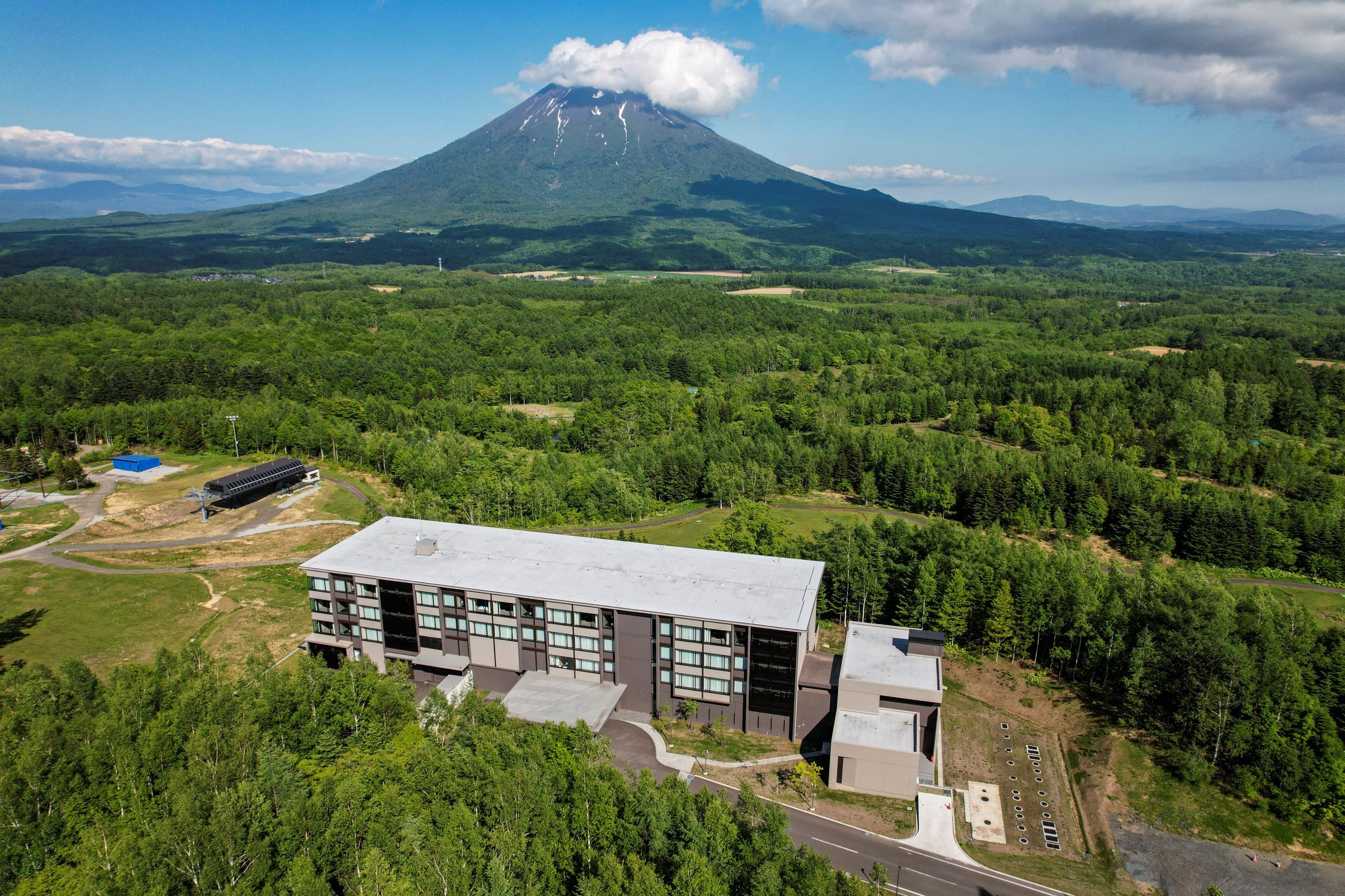 You can enjoy the magnificent scenery of Mt. Yotei, also known as "Ezo Fuji", and Niseko Annupuri.