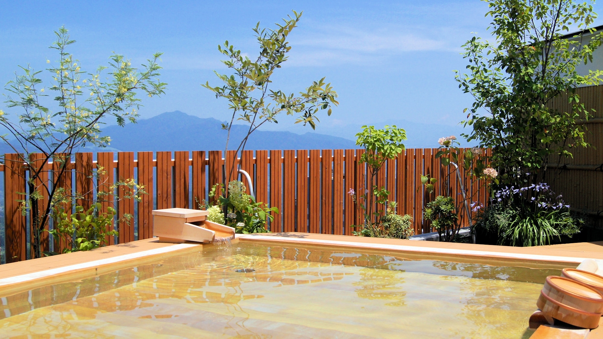 ■Suối nước nóng■Tắm ngoài trời với hương thơm của cây xanh và gió ``Honoka''