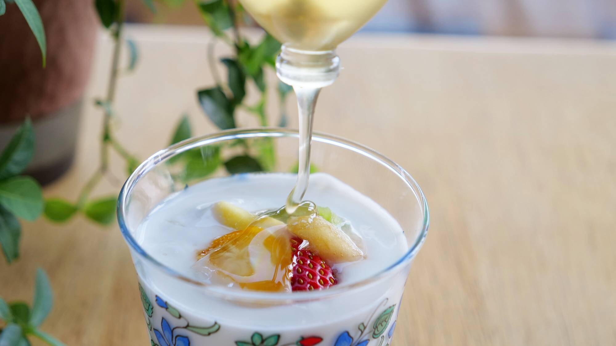 ・ [Breakfast example] Homemade honey sprinkled on yogurt with plenty of fruit for a morning dessert ♪