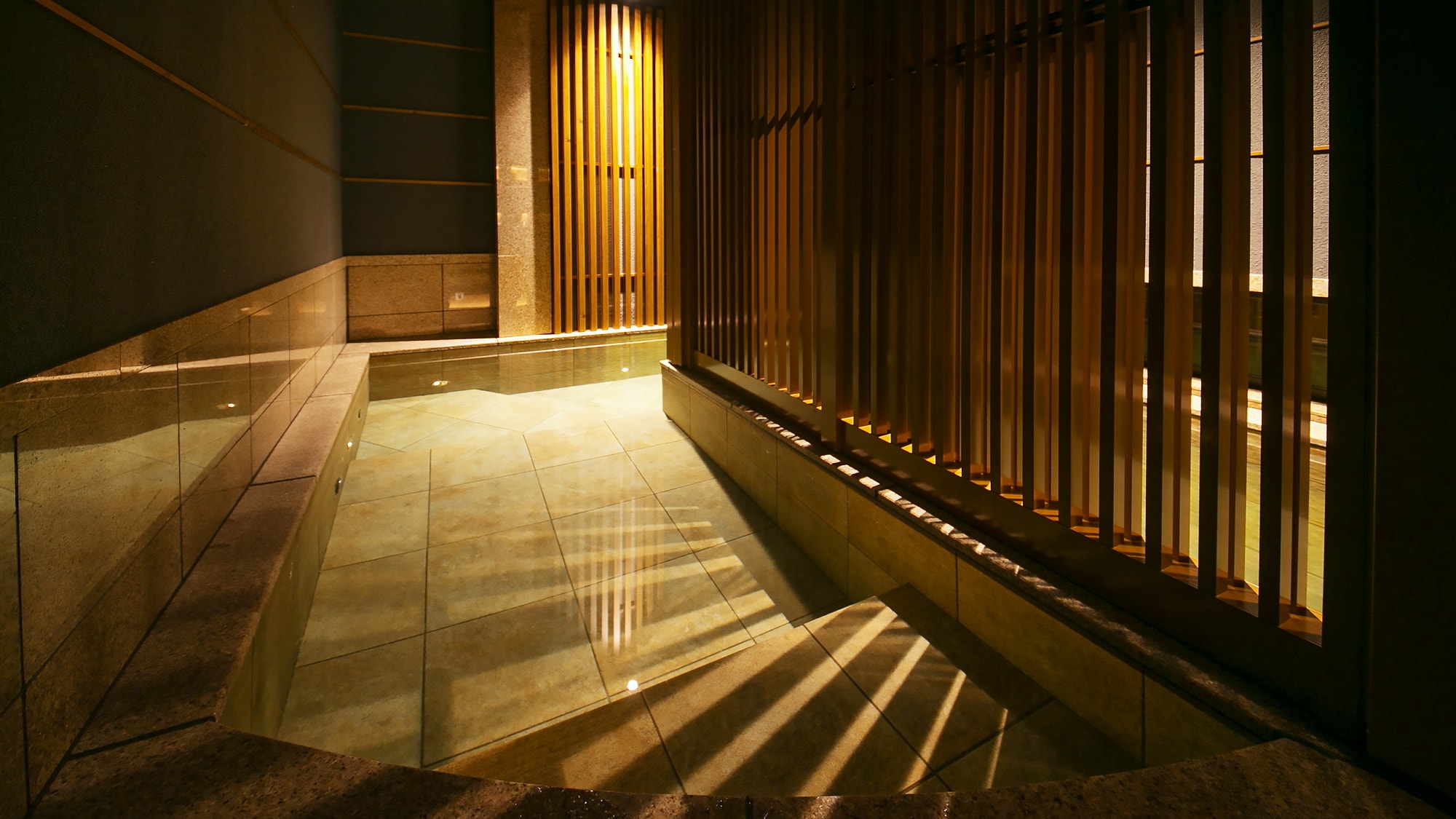 ☆Opened in May 2011■A standing bath where even fish sleep - GYOMIN-■Enveloped in darkness that blocks out stimuli from the outside world