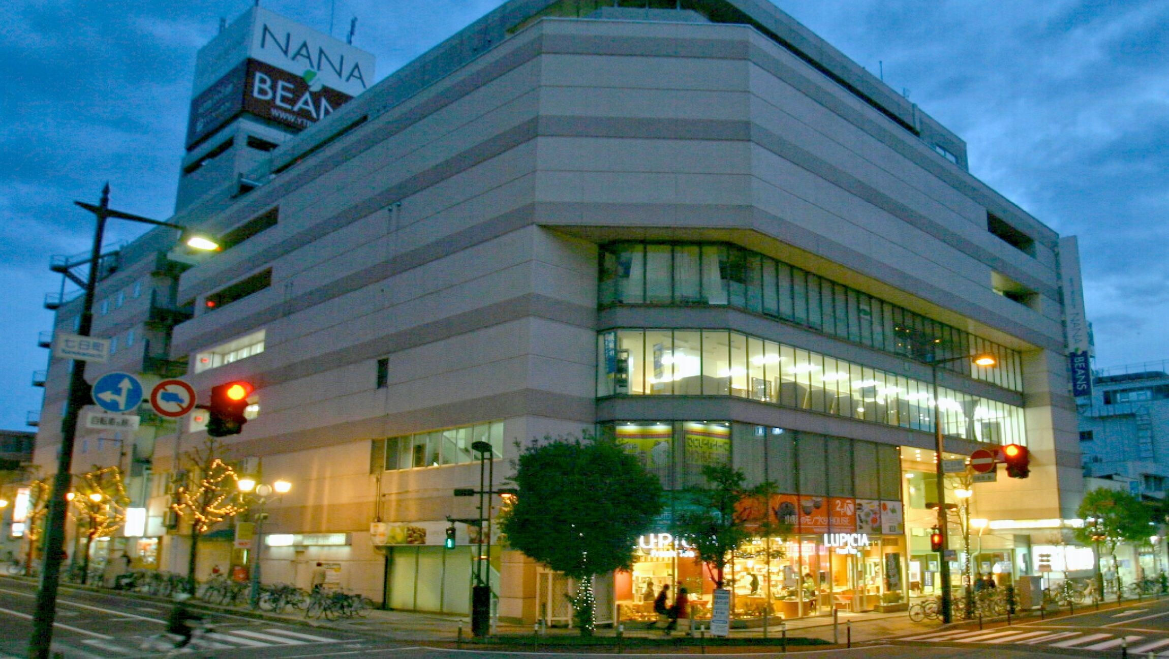 bên ngoài