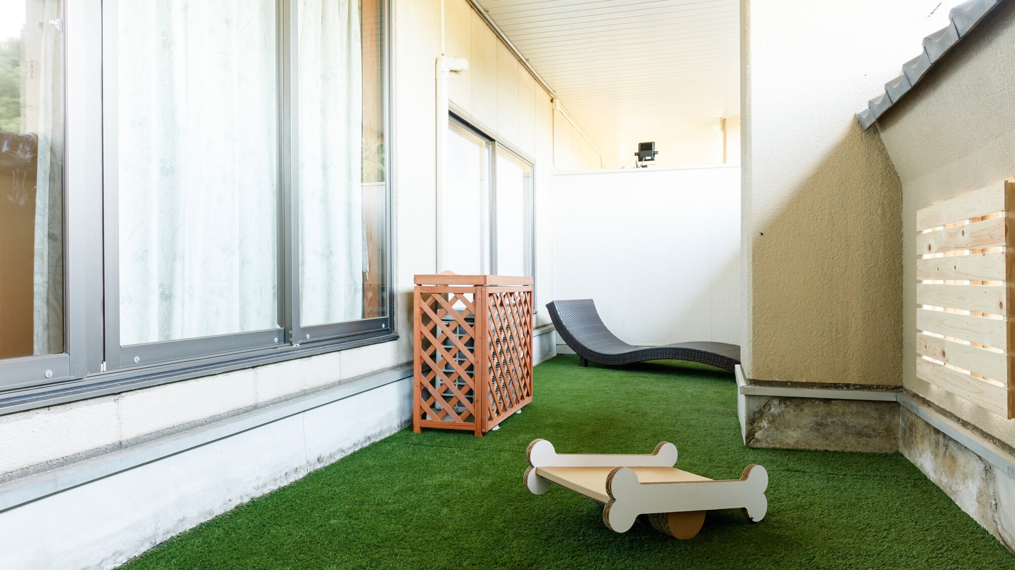 Pure Japanese-style guest rooms with private dog run