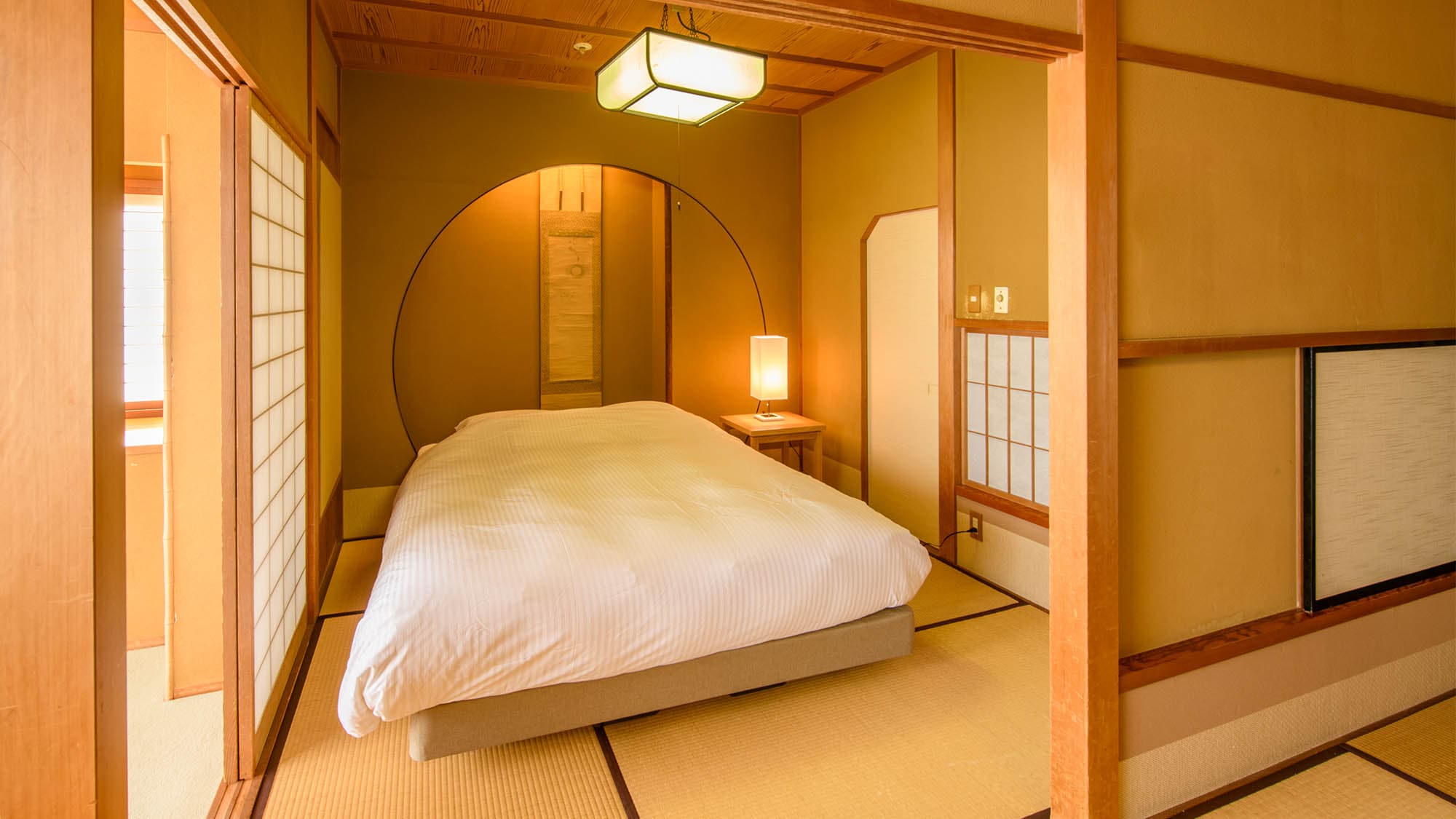 【가을관・일본식실】10 첩화실+퀸 사이즈 침대+리빙