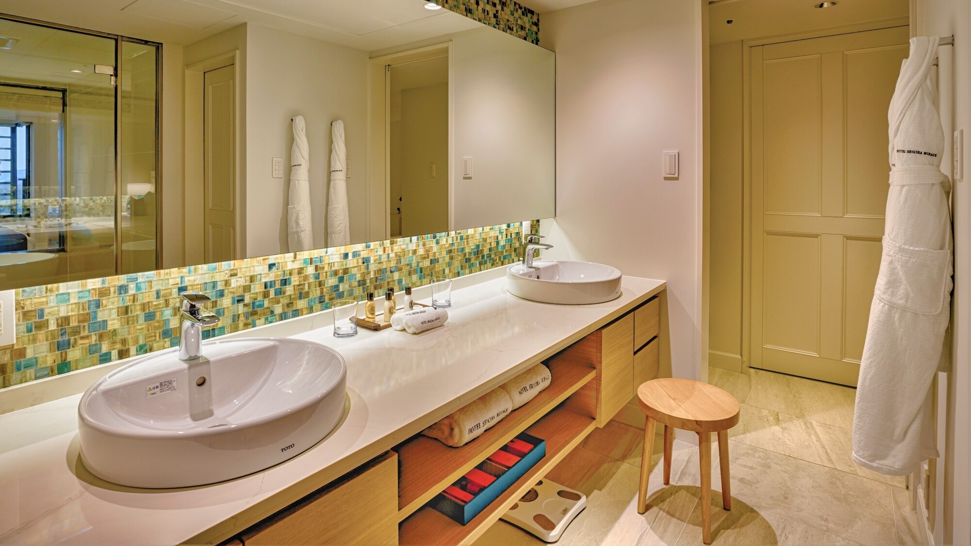 [Bayside/Deluxe Room] The powder room with double sinks and bathroom are spacious.