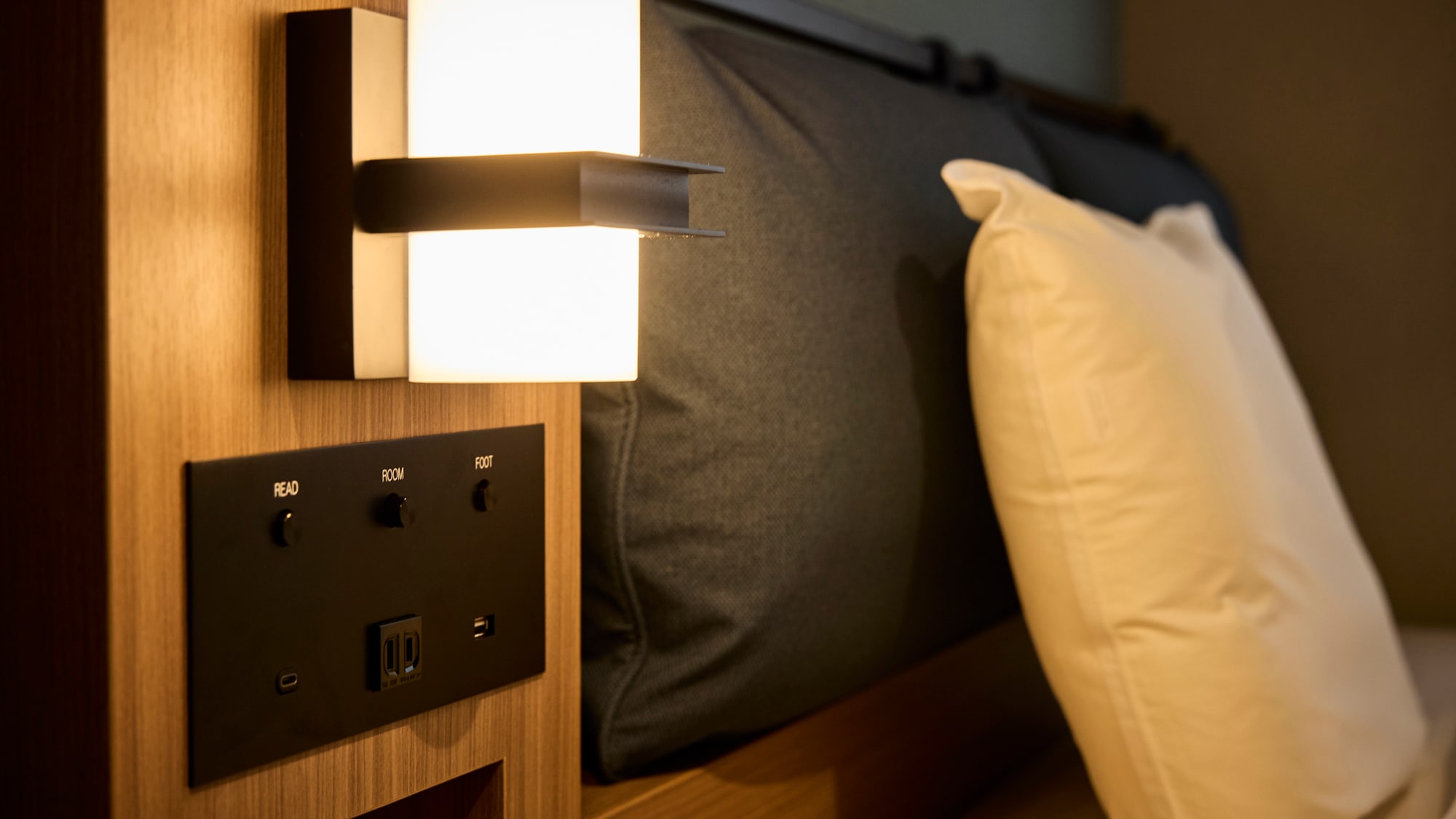 [Tiêu chuẩn kép] Hình ảnh ổ cắm bên gối