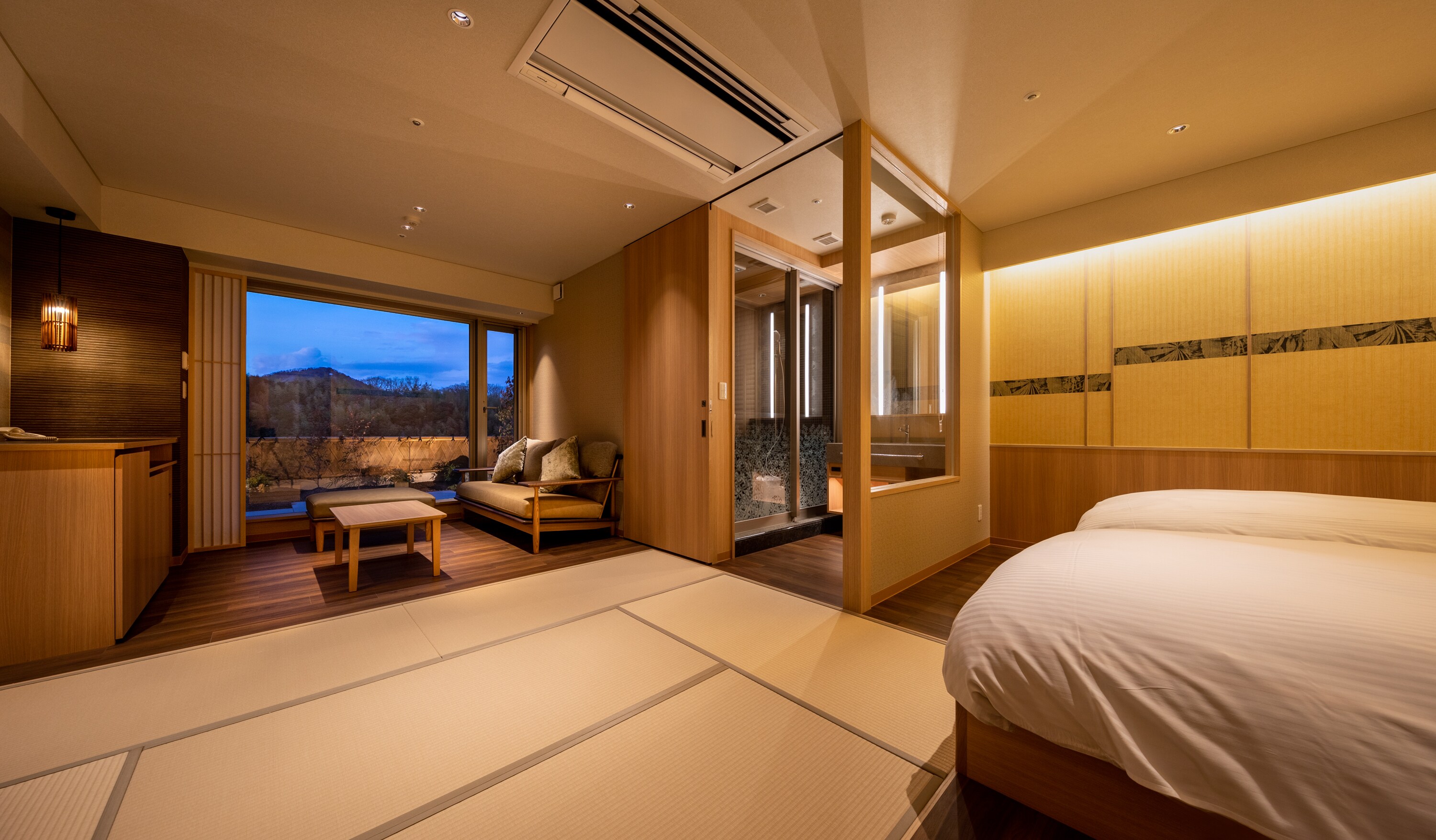 4F: Guest rooms with open-air baths