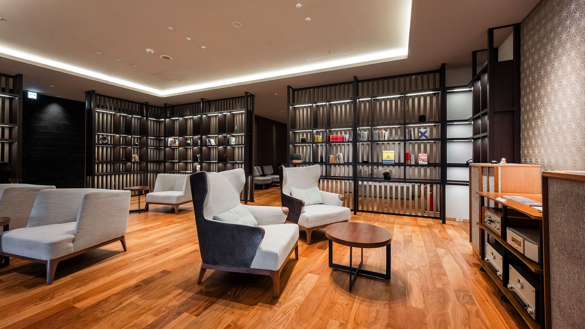 [Noguchi Bunko/Business Lounge] You can bring your favorite books to the lounge or to your room.