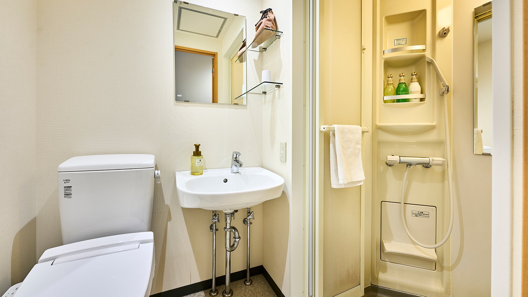 [ห้องน้ำ] ทุกห้องมีตู้อาบน้ำ หากท่านต้องการอาบน้ำ โปรดใช้ห้องอาบน้ำสาธารณะขนาดใหญ่และอ่างอาบน้ำกลางแจ้ง