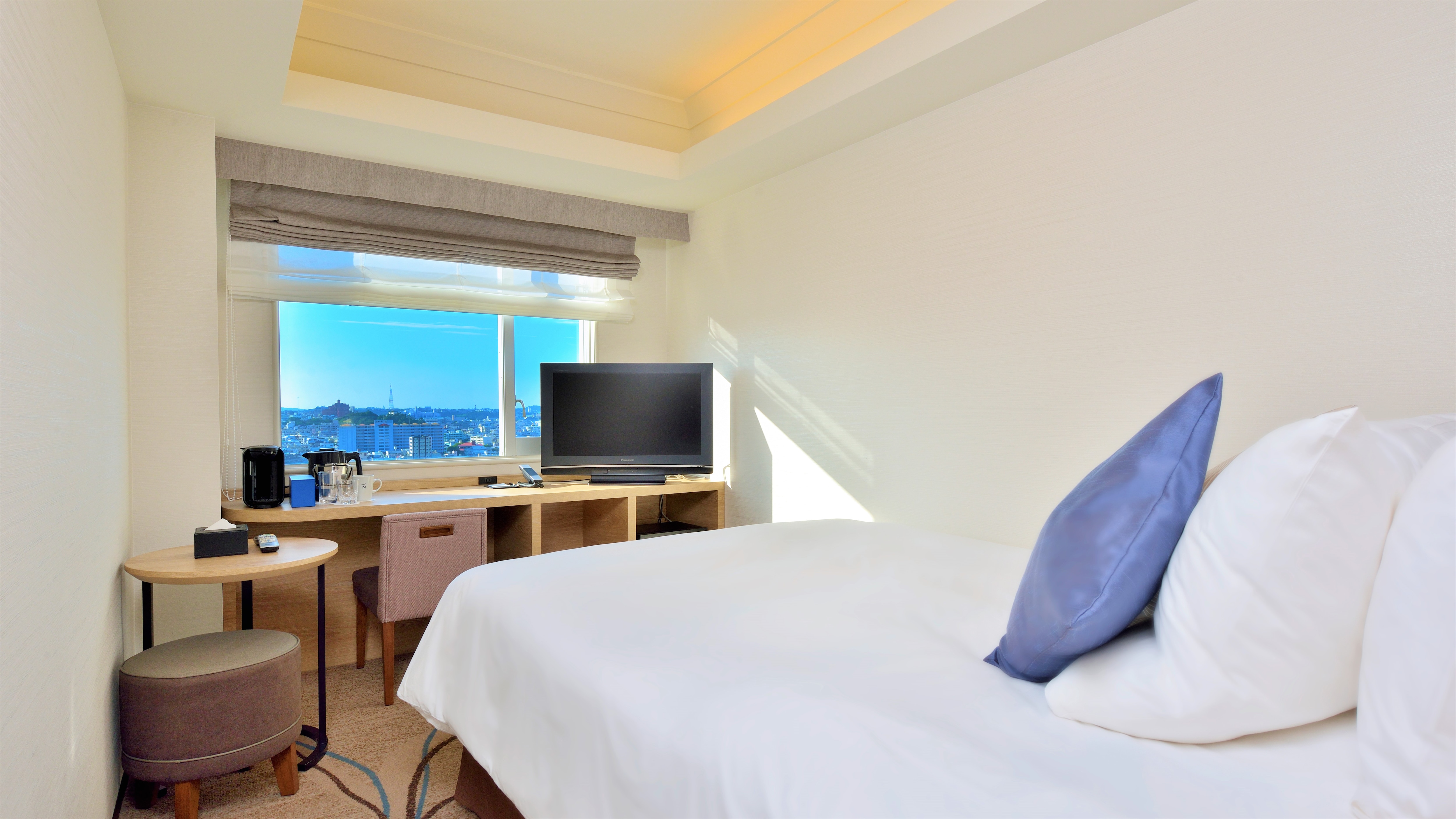 [Executive Double 17㎡] You can relax in the compact but spacious Simmons bed.