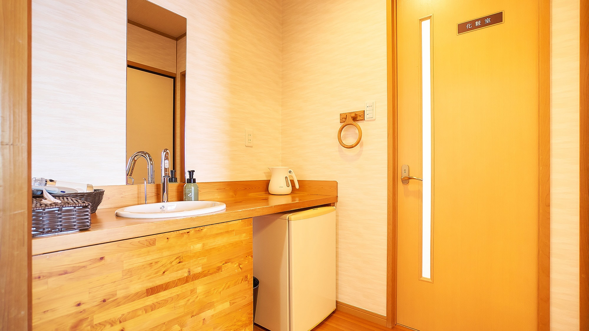 ・[Guest Room/Kaze] Fully equipped with a sink, refrigerator, and electric kettle. All the necessary amenities are available for a comfortable stay.