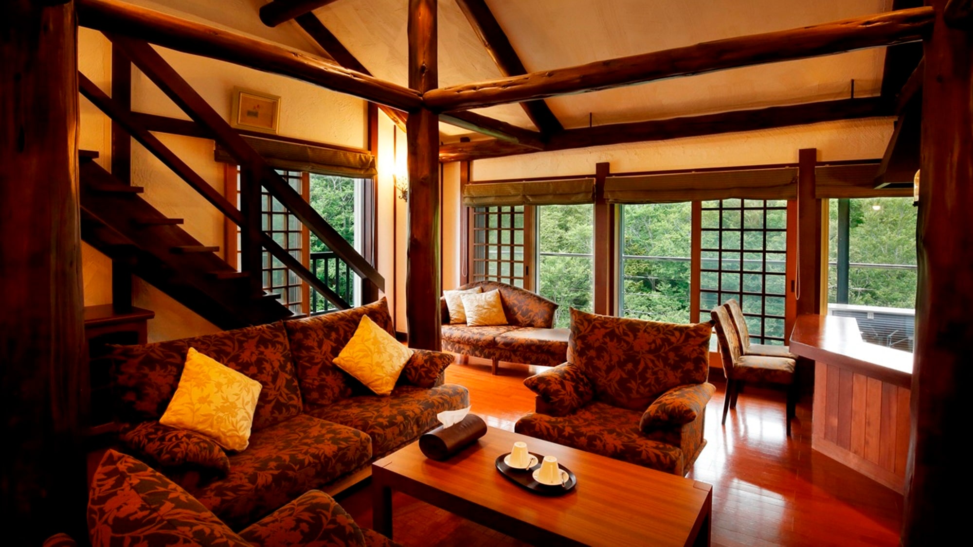 [Royal Suite] A luxurious structure with a fireplace, kitchen, maisonette with the warmth of wood, a Japanese-style room, and a bath with a view.