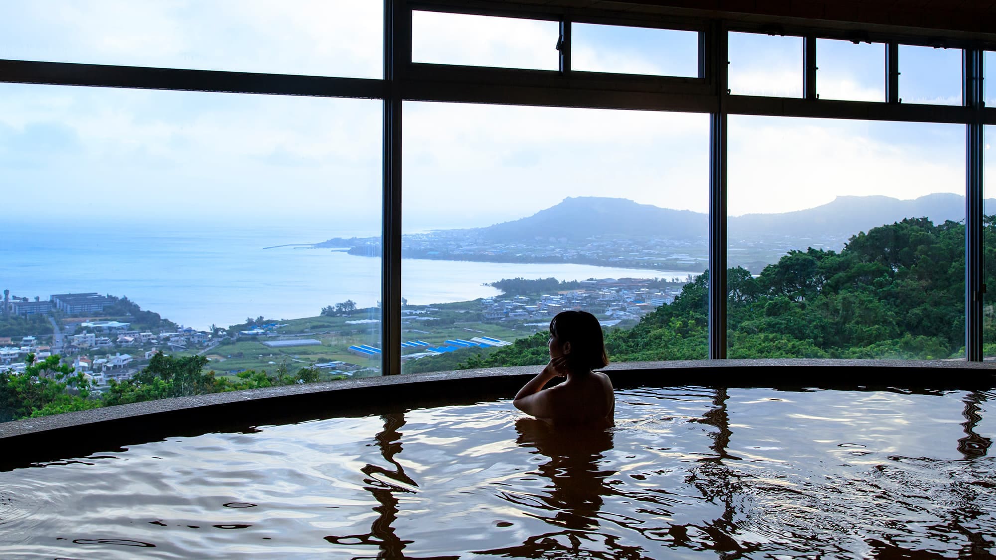 You can enjoy the superb view of the Pacific Ocean from the observation bath.
