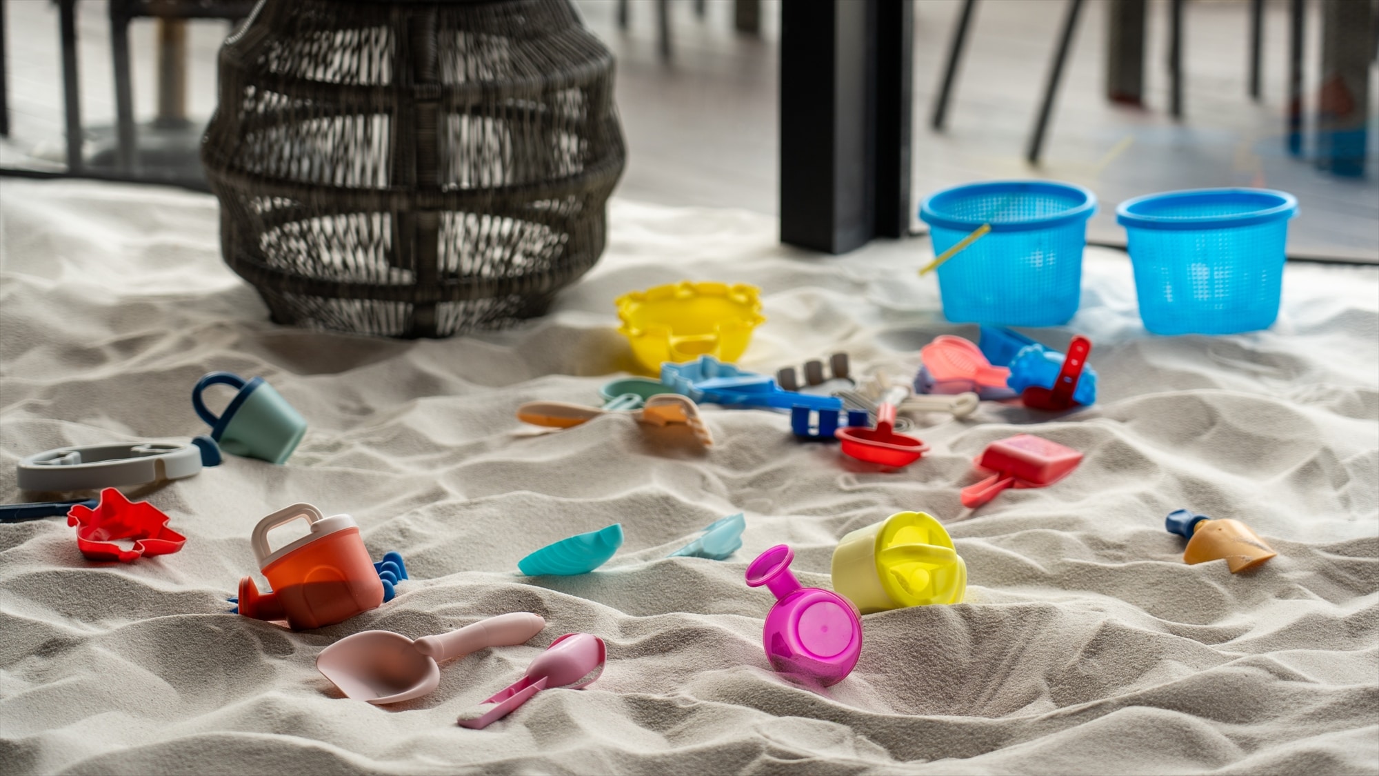 [Deli & Cafe Bar] Sàn nhà được phủ cát trắng và là không gian mà trẻ em có thể vui chơi đến tận 5 giờ chiều.