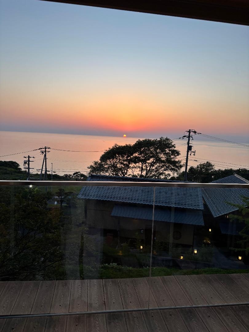 窓に広がる夕日と海 美食を奏で150有余年 間人温泉 炭平 に実際に