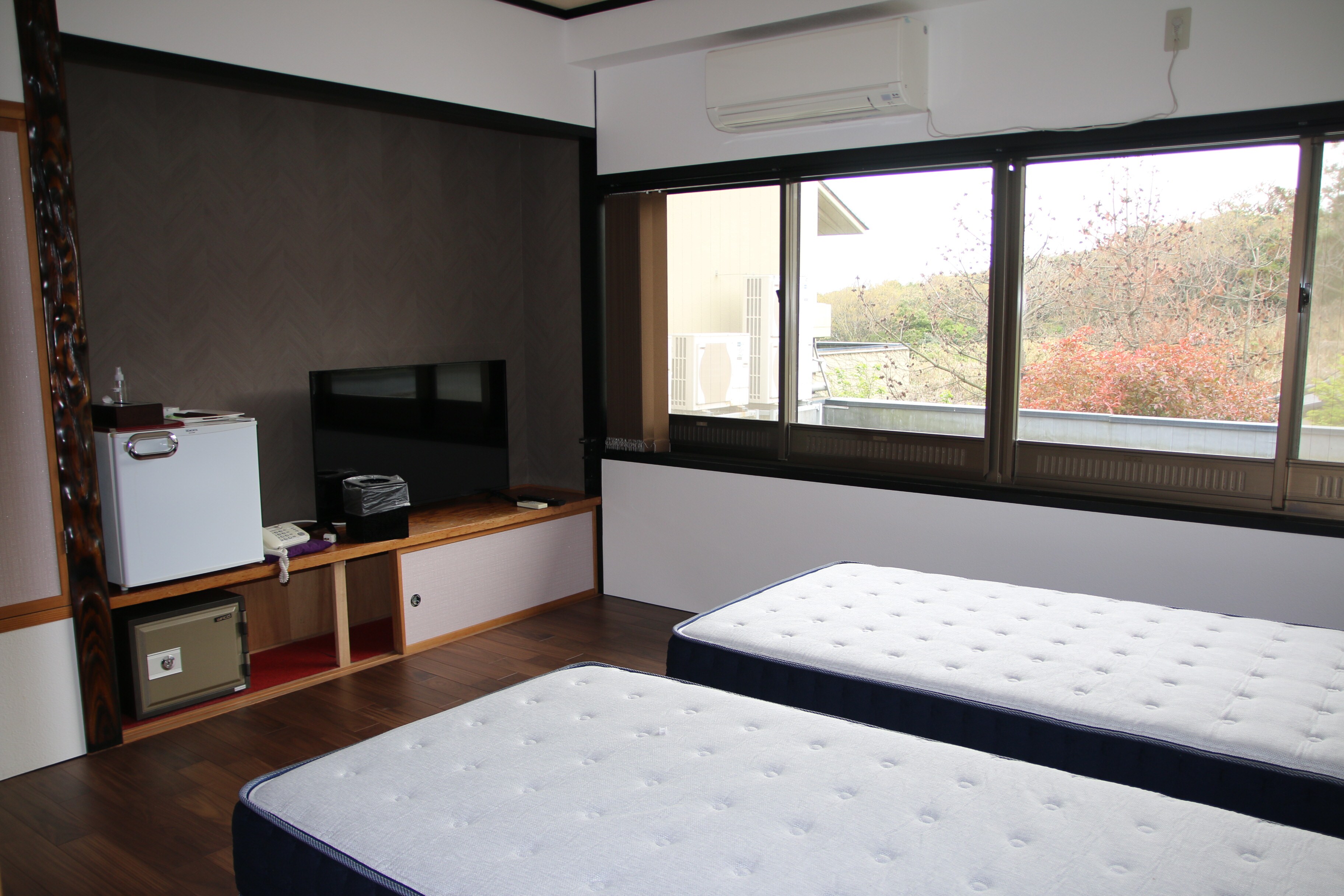Mountain side 8 tatami Western-style room