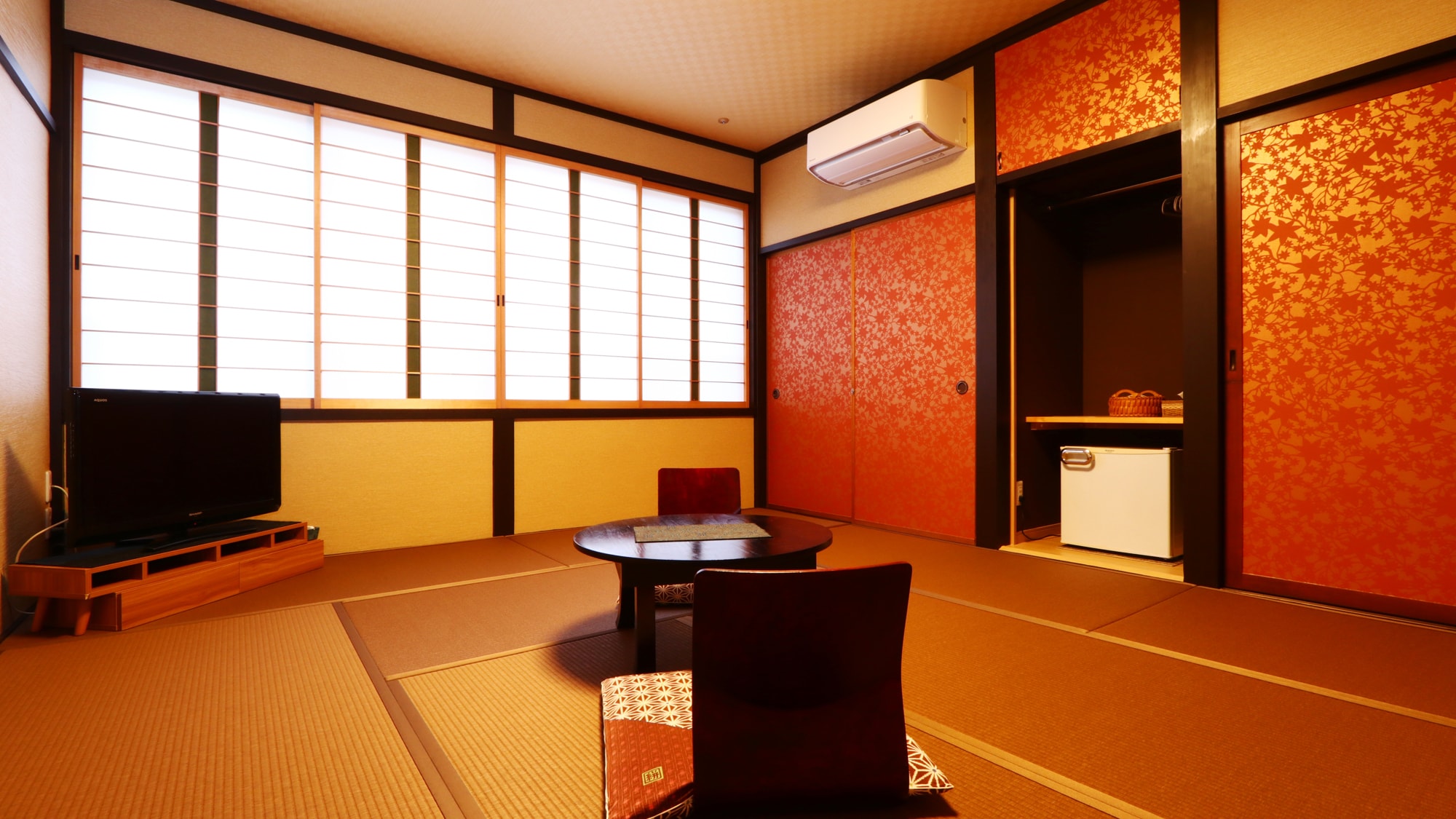 Renovate your room. [Relaxing Japanese-style room (10 tatami) with a view of the sea]