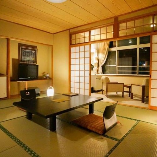 [East Building 4F-2F, Standard, Japanese-style room 8-10 tatami mats] This room is popular not only for couples but also for families.