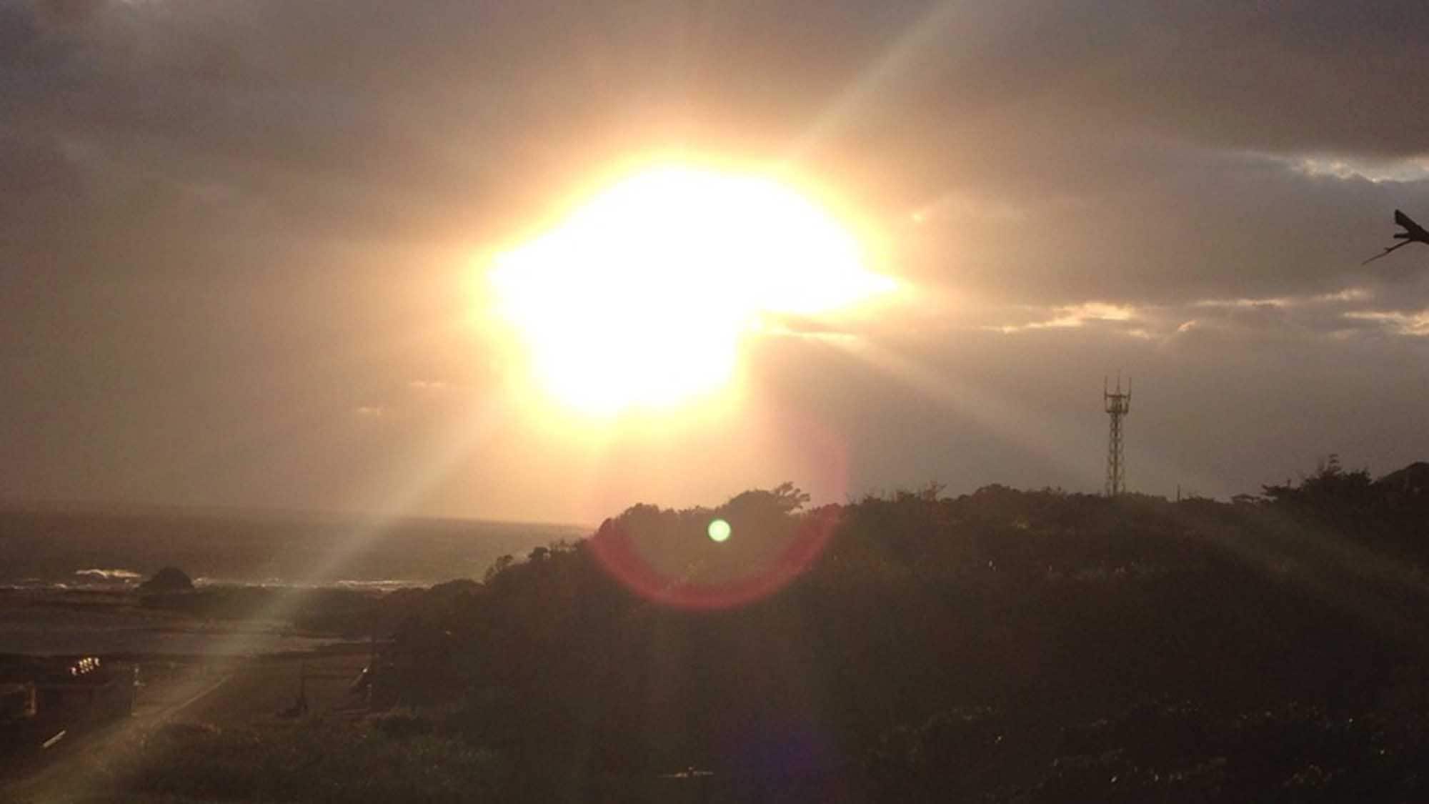 ・ [观点] 初升的太阳从海中升起