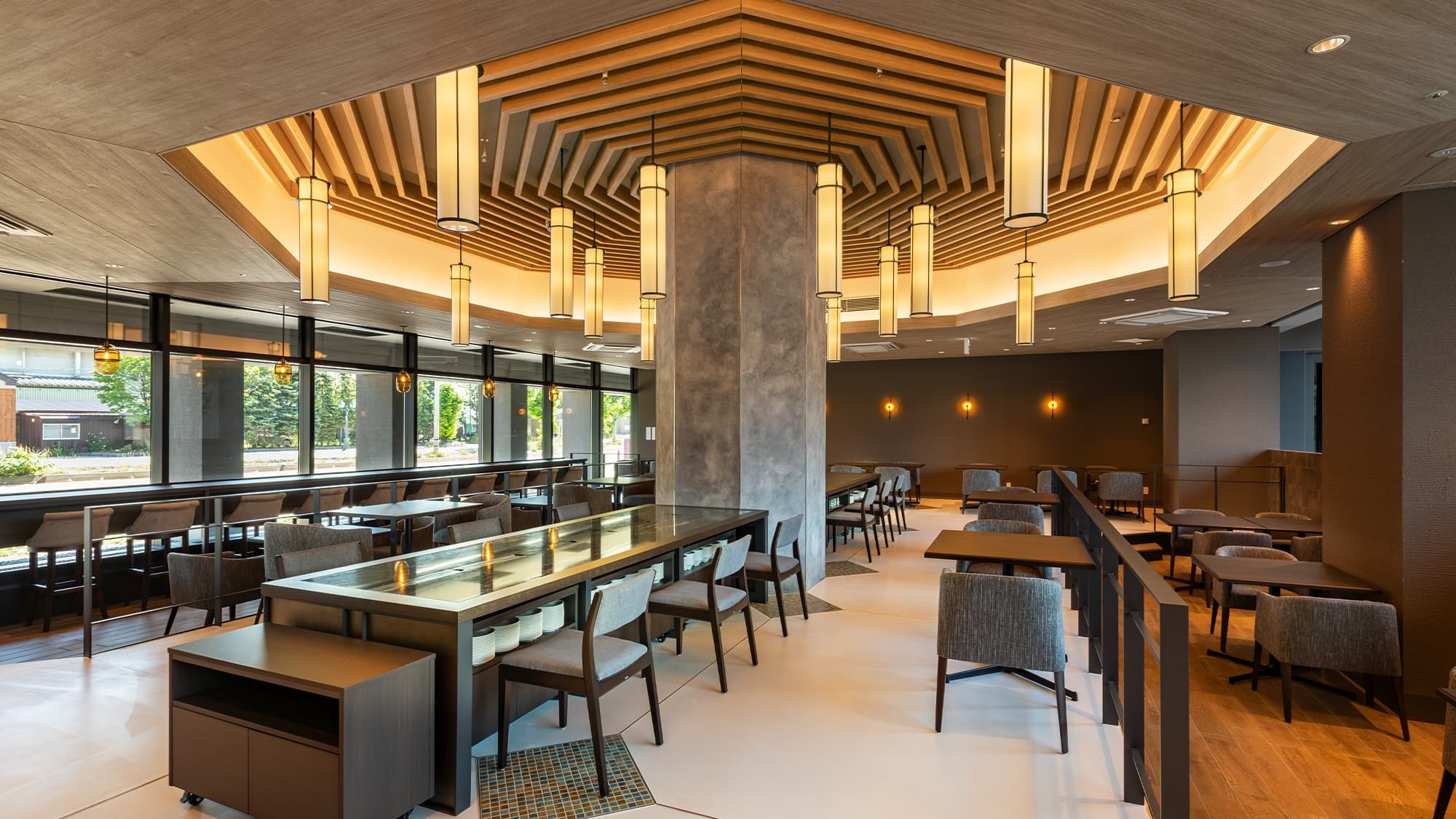 [Restaurant] <1F> The octagonal design and warm lighting create an open and comfortable atmosphere.