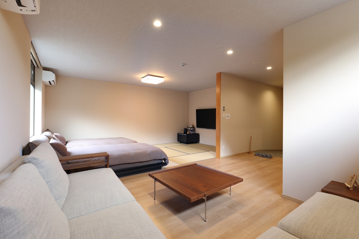 [Family Japanese-Western room] A spacious 55m². A private space separated from the other rooms.