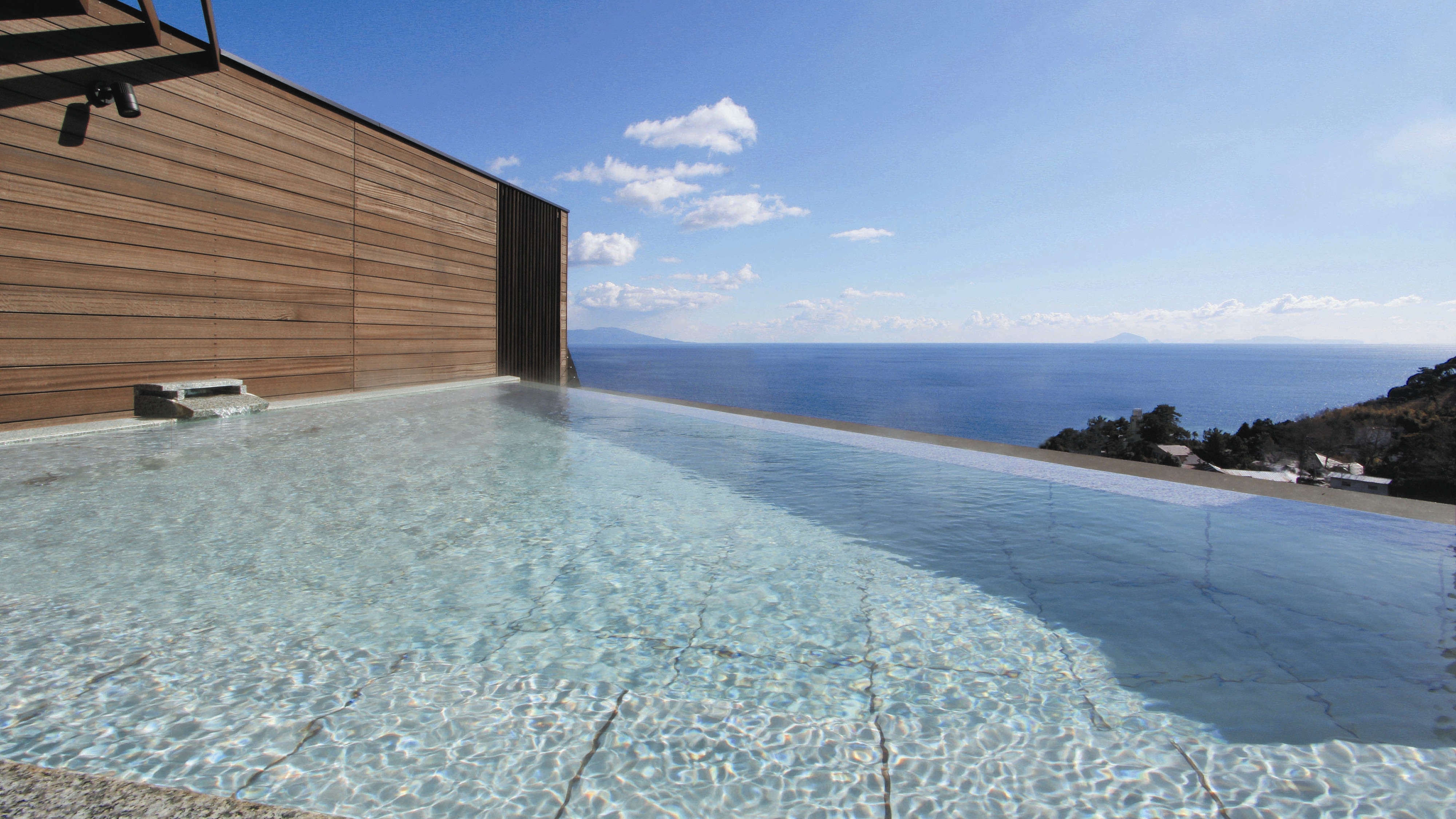 ■ 一覽無遺的大海！屋頂露天浴池：“眺望熱川海的悠閒時光”