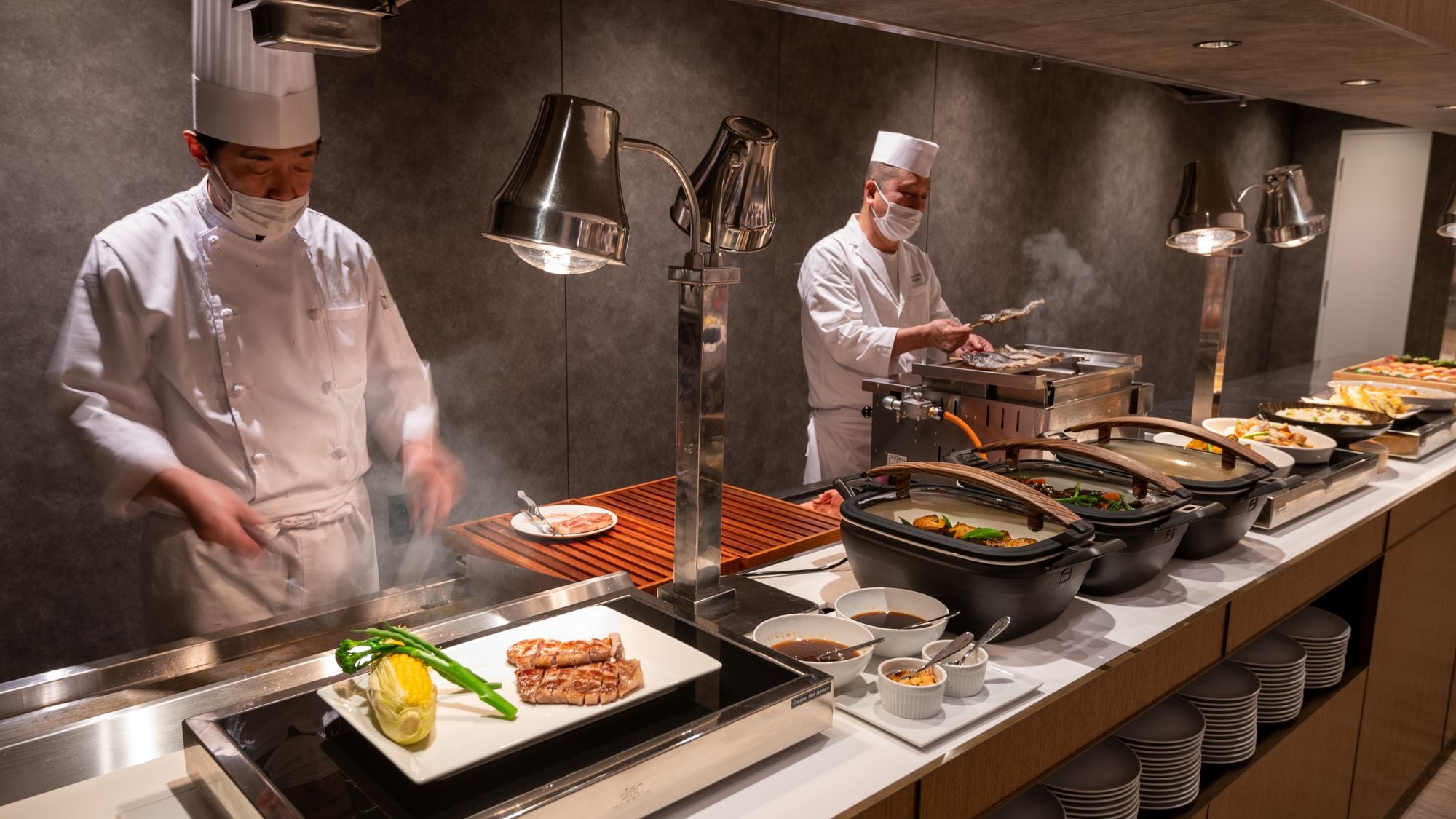 [Dinner buffet] We will provide freshly prepared food in our live kitchen.
