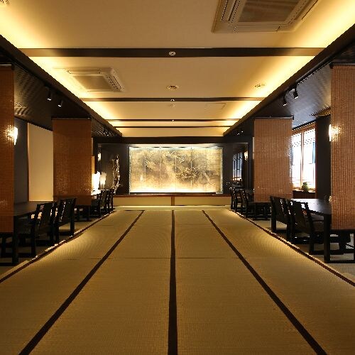 [Large hall/dining area] We offer a relaxing, high-quality space with careful attention to lighting and privacy.