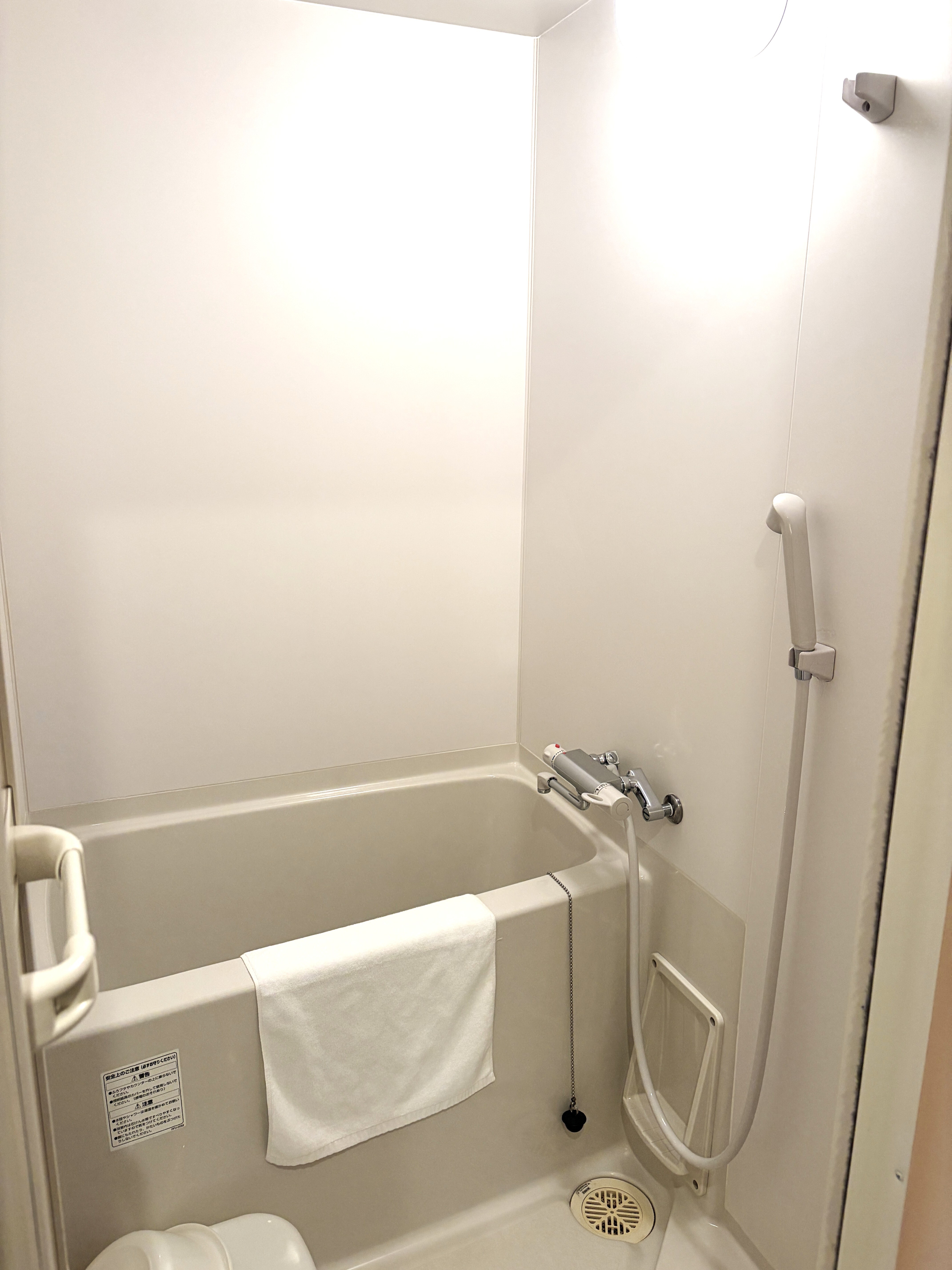 Kamar mandi dengan bak mandi