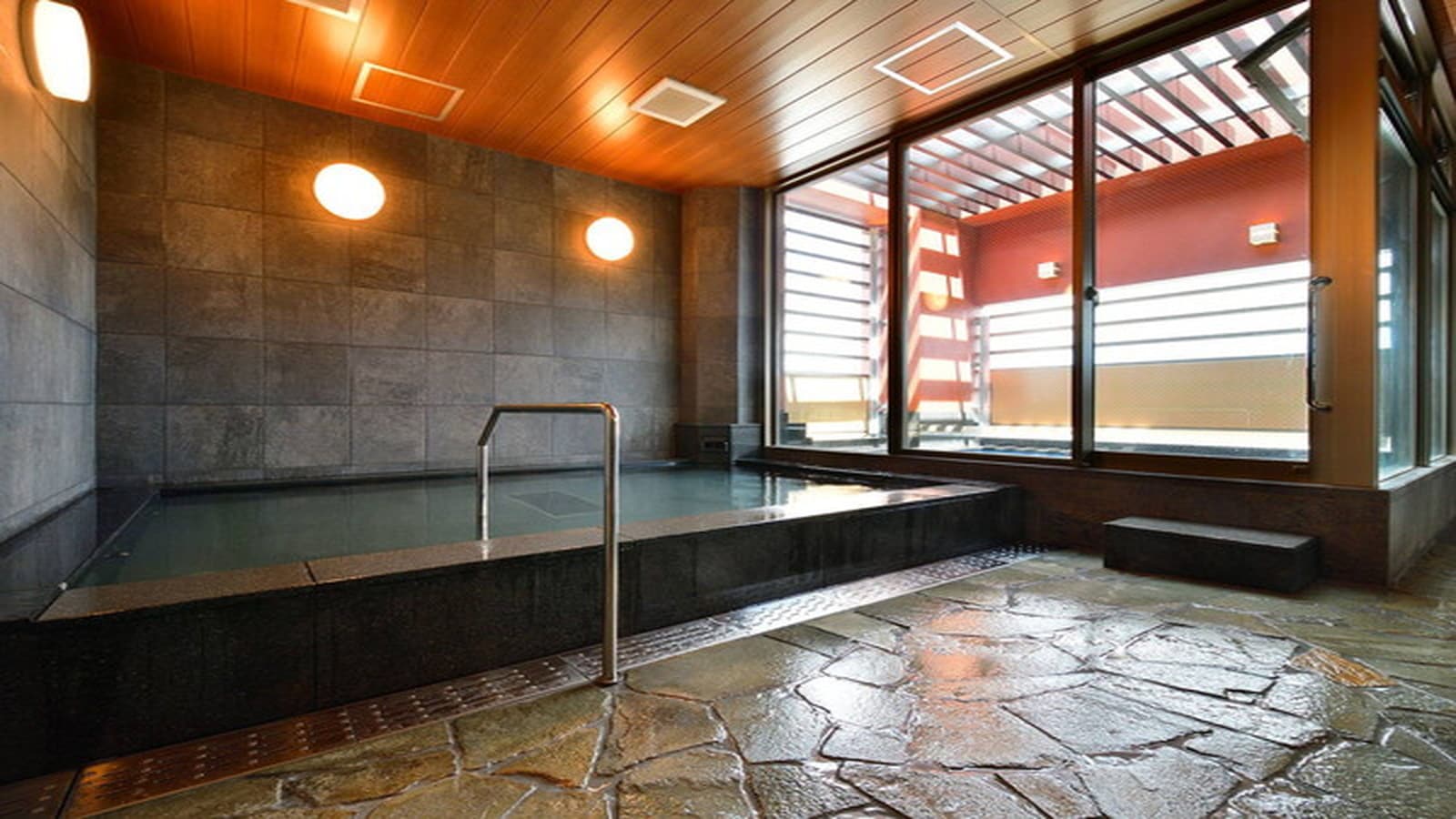 大浴場　ご宿泊の皆様ご利用いただけます。15時から25時までの営業です。