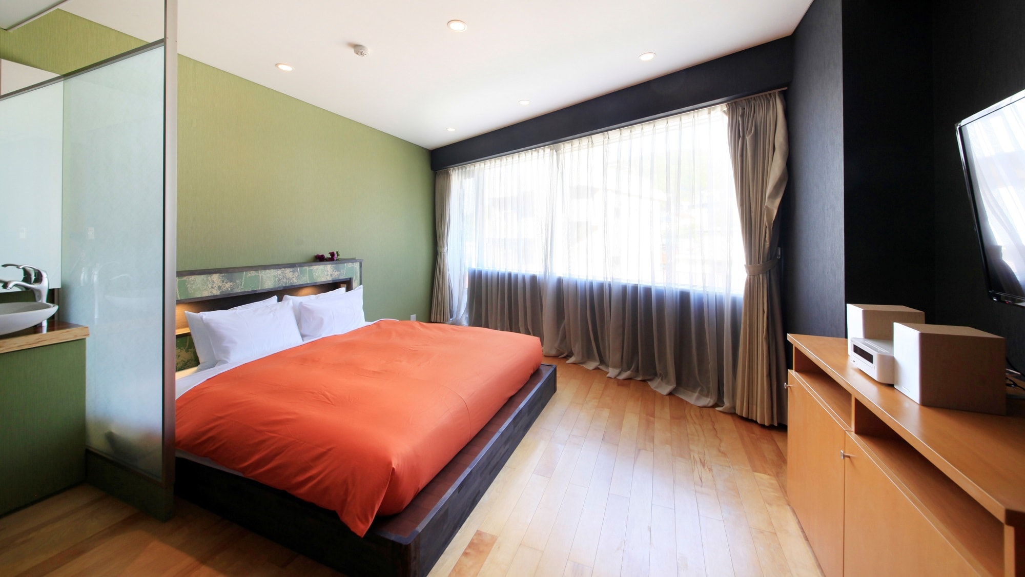 [Western-style king bed] (example)