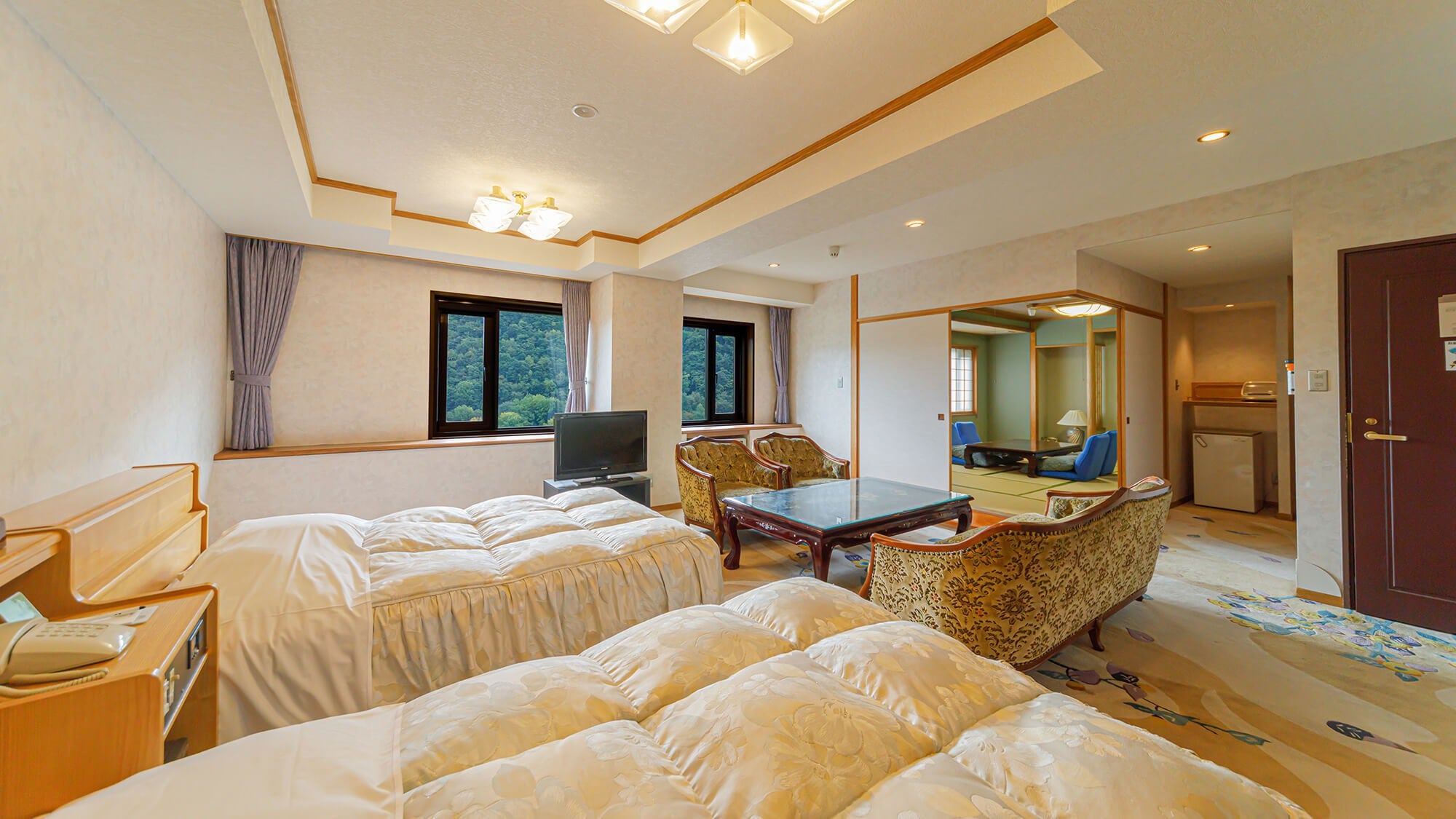 [Main Building] Top floor special room C type / 10 tatami Japanese-style room + twin-bed Japanese-Western style room.