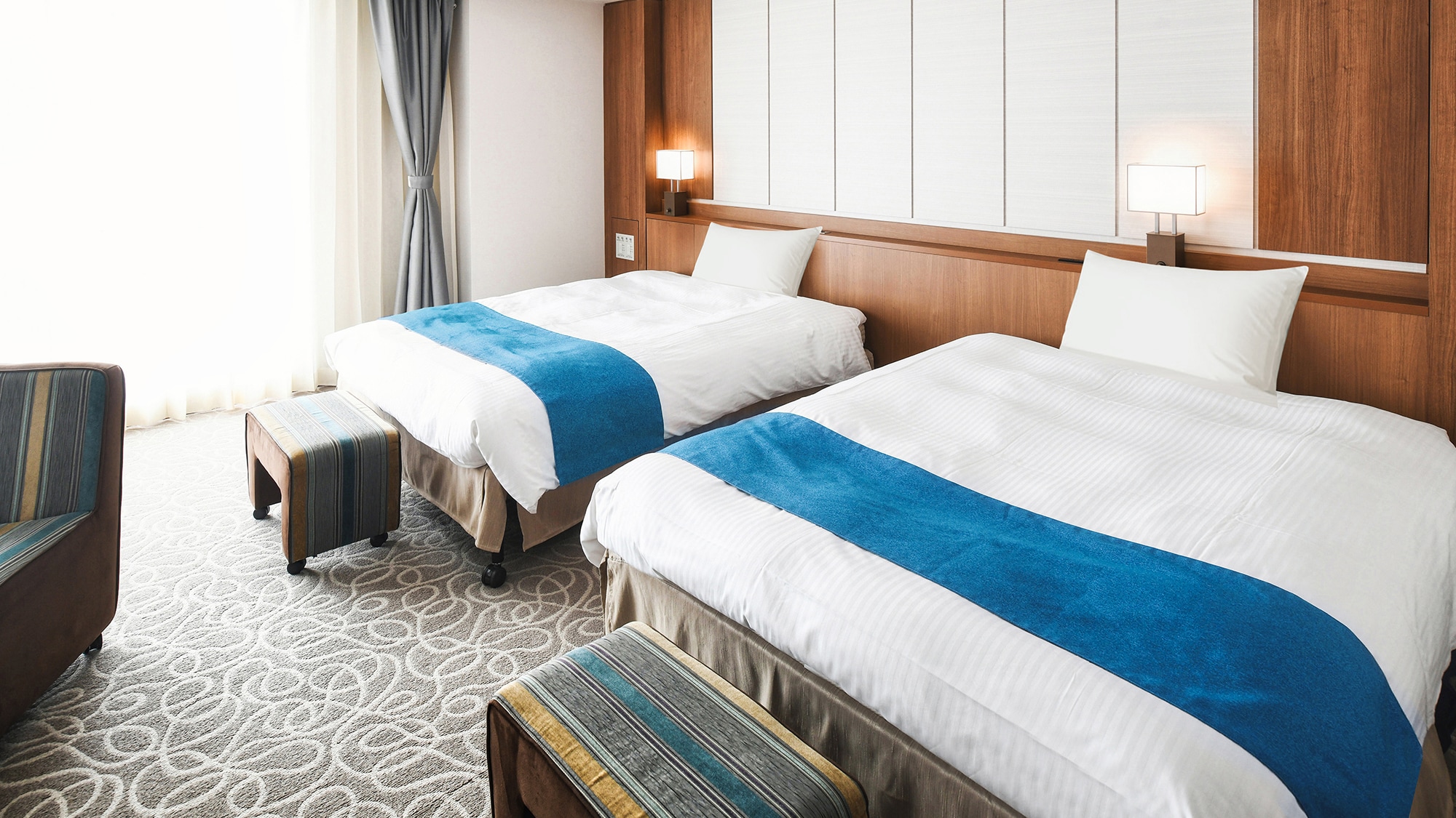 附楼日落小型套房最多可容纳 4 位成人！