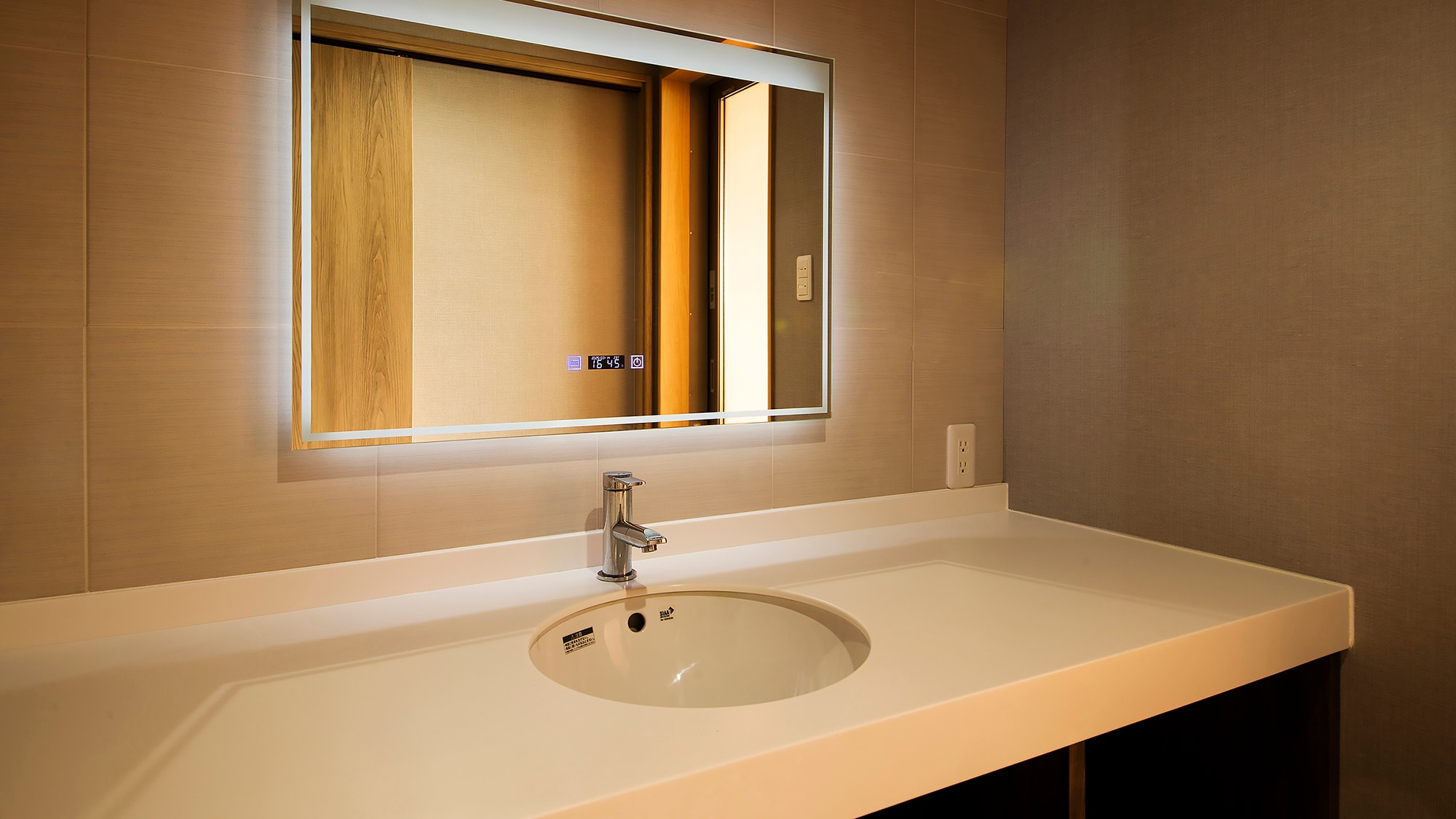 [Room facilities] Washbasin: anti-fogging mirror with light (image)