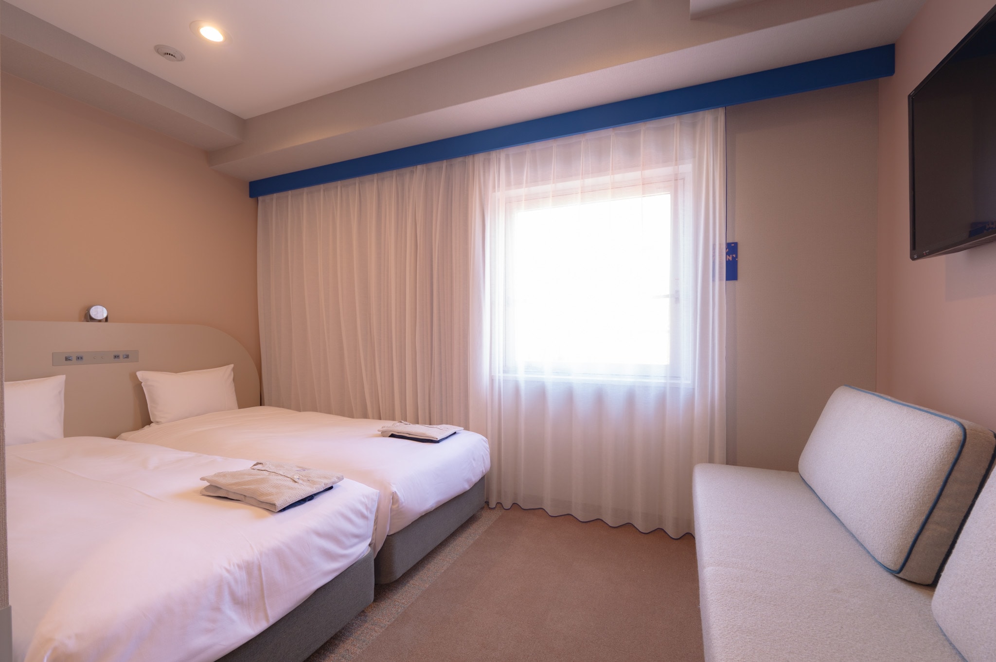 [Non-smoking throughout the building] 2-bedroom room with sofa