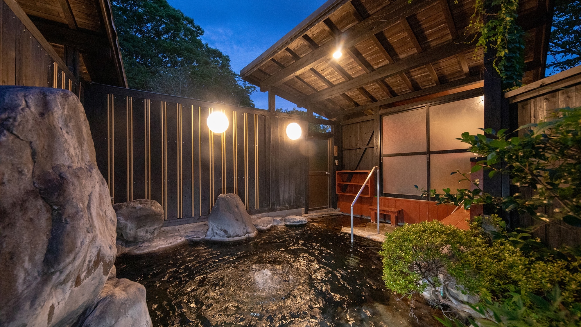[Family open-air bath] A luxurious open-air bath that will free you from the everyday