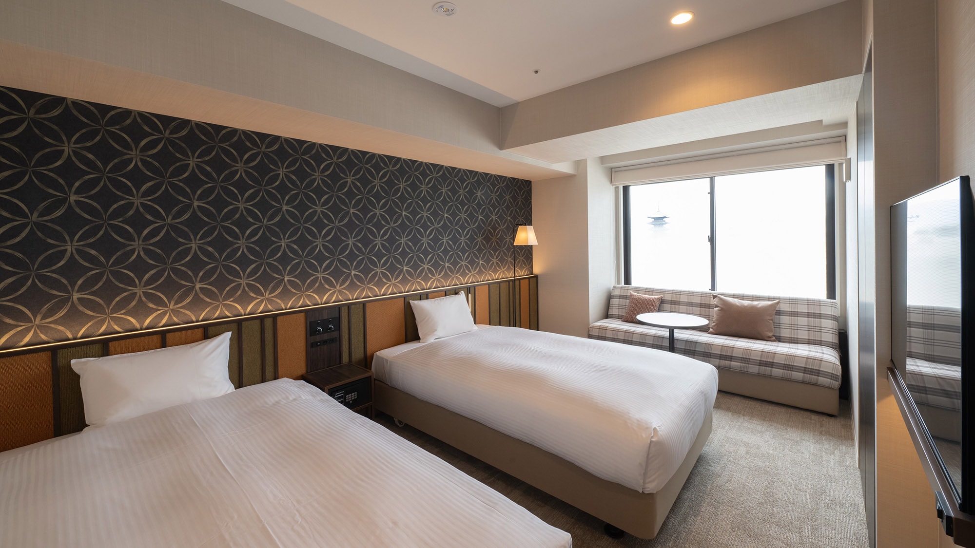 [Family Room B] Up to 5 people can stay.