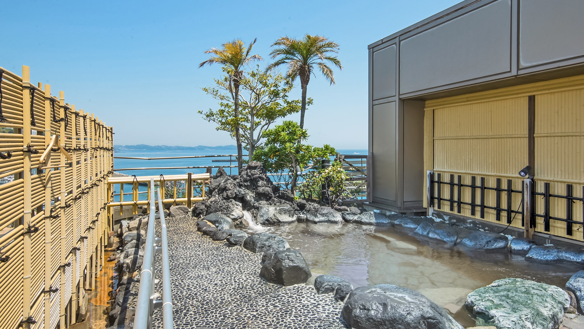 You can enjoy Atami Onsen in the rooftop open-air bath overlooking Atami Bay!