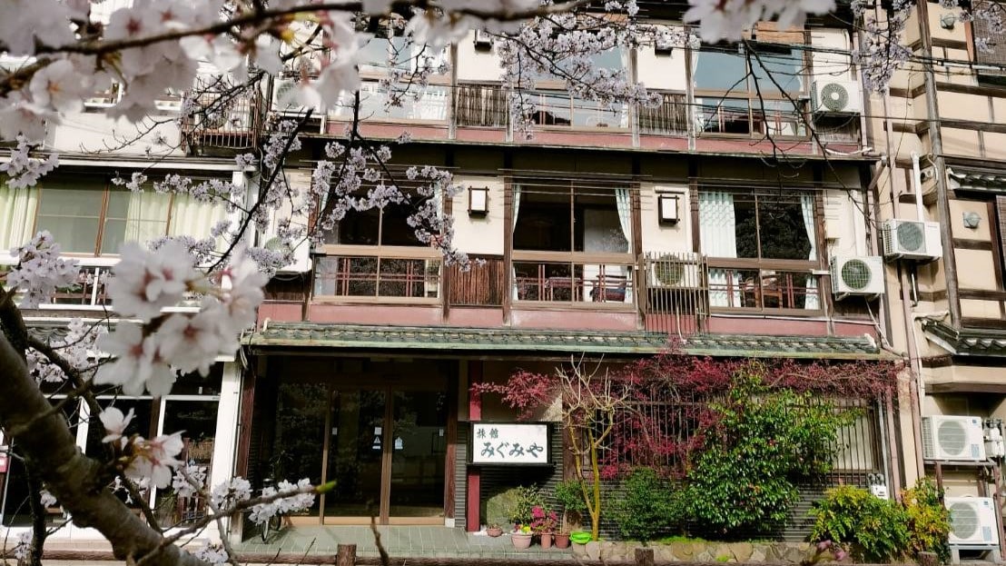 這家小型三層木製旅館建於大約100年前。